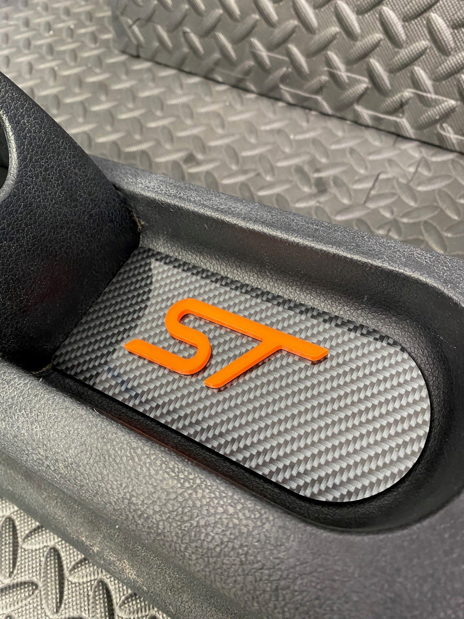 Plaque d'insertion de la console centrale de la Fiesta Mk6 (sous le frein à main)