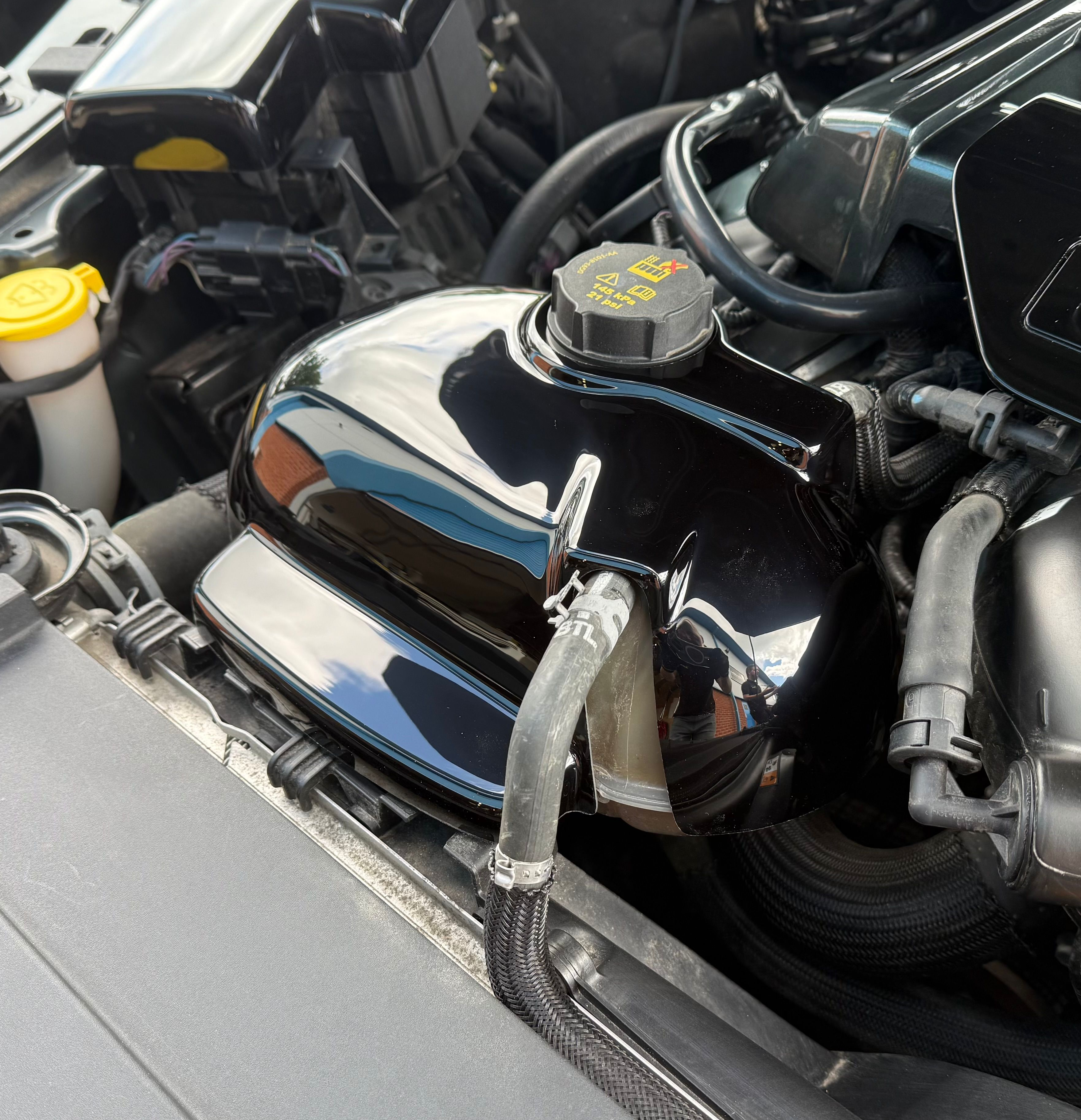 Proform Kühlmitteltankabdeckung – Hyundai i30N / Kona N / Veloster N (Kunststoffoberflächen)