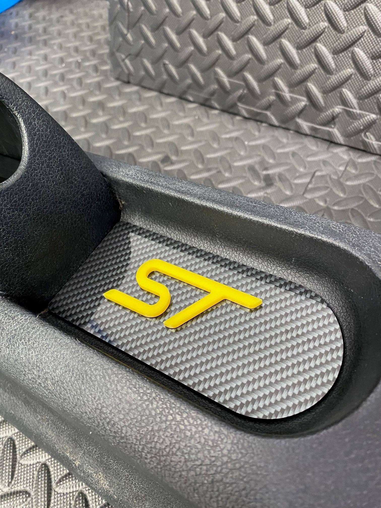 Plaque d'insertion de la console centrale de la Fiesta Mk6 (sous le frein à main)