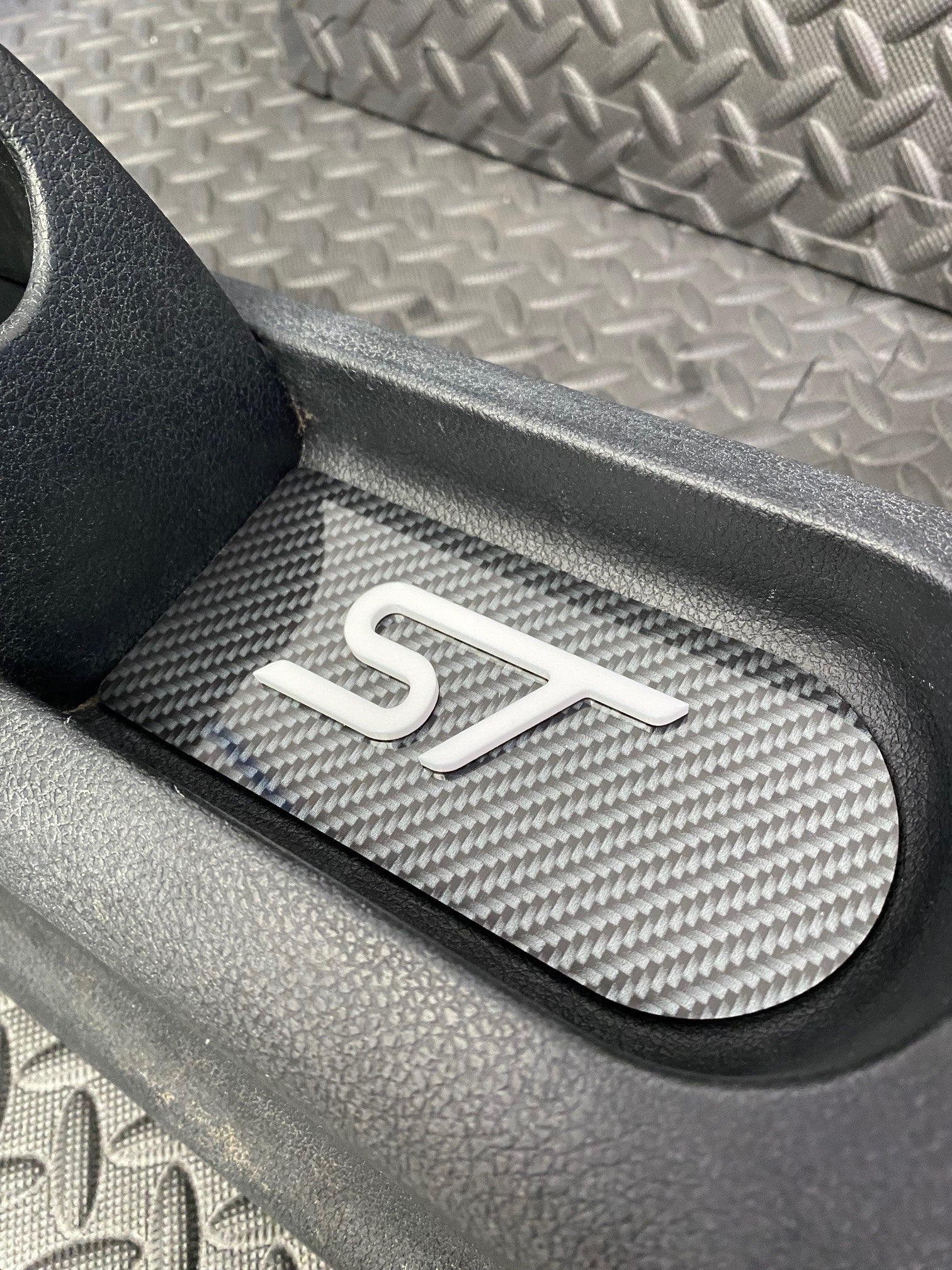 Plaque d'insertion de la console centrale de la Fiesta Mk6 (sous le frein à main)