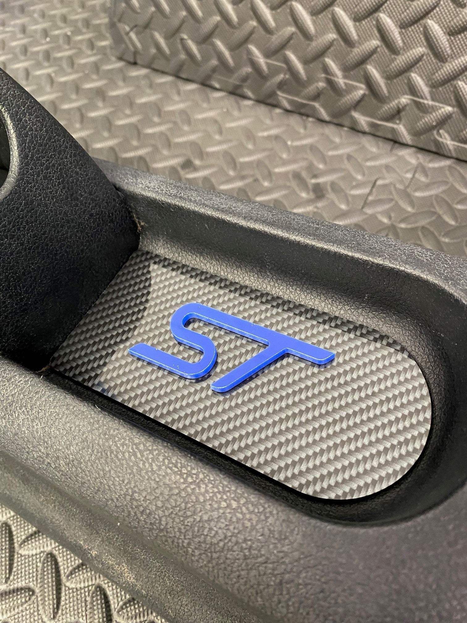 Plaque d'insertion de la console centrale de la Fiesta Mk6 (sous le frein à main)