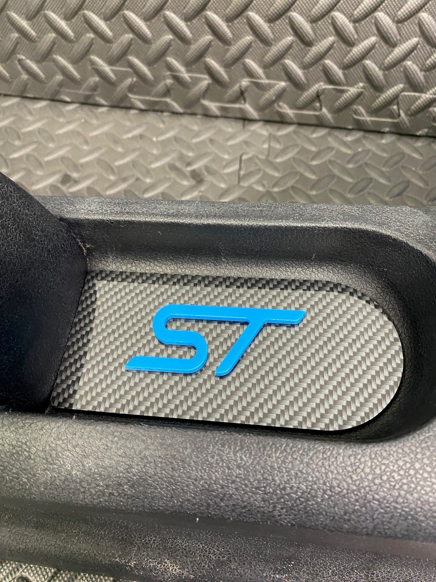 Plaque d'insertion de la console centrale de la Fiesta Mk6 (sous le frein à main)