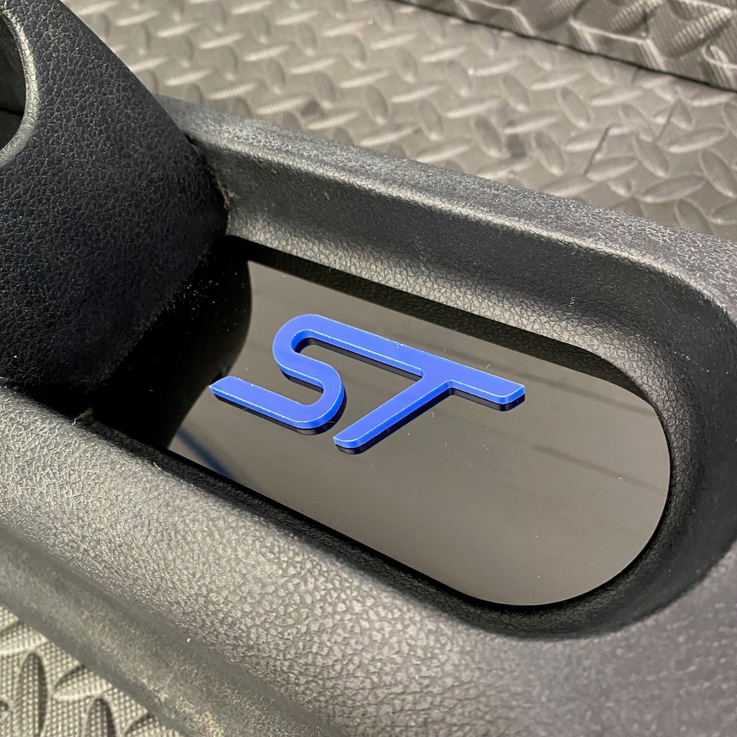 Plaque d'insertion de la console centrale de la Fiesta Mk6 (sous le frein à main)