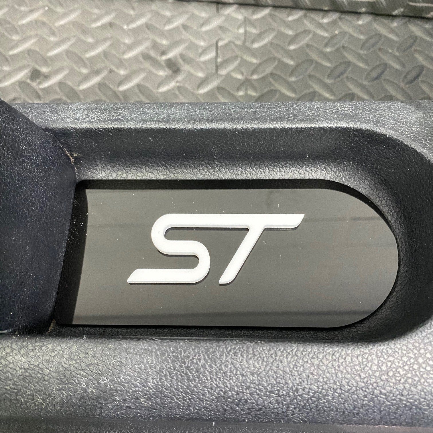 Plaque d'insertion de la console centrale de la Fiesta Mk6 (sous le frein à main)