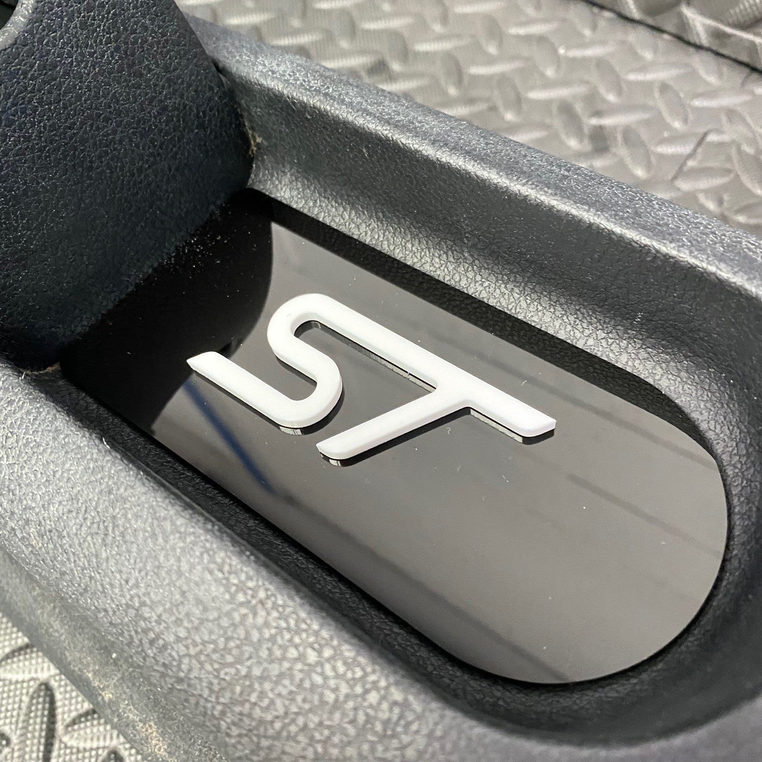 Plaque d'insertion de la console centrale de la Fiesta Mk6 (sous le frein à main)