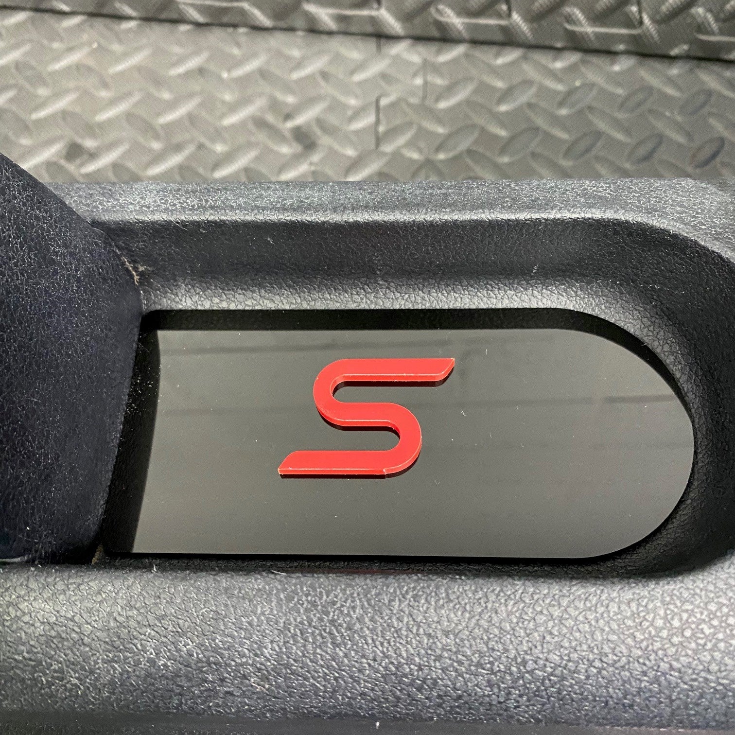 Plaque d'insertion de la console centrale de la Fiesta Mk6 (sous le frein à main)