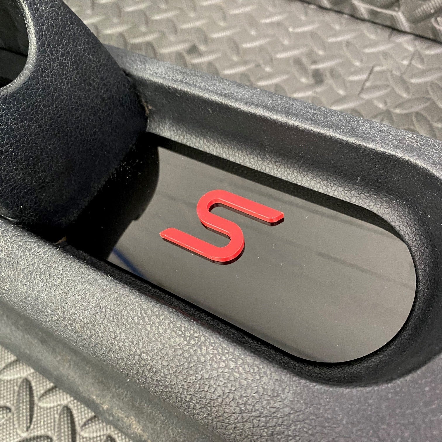 Plaque d'insertion de la console centrale de la Fiesta Mk6 (sous le frein à main)