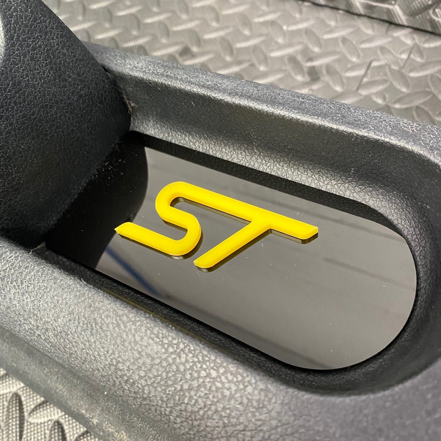 Plaque d'insertion de la console centrale de la Fiesta Mk6 (sous le frein à main)