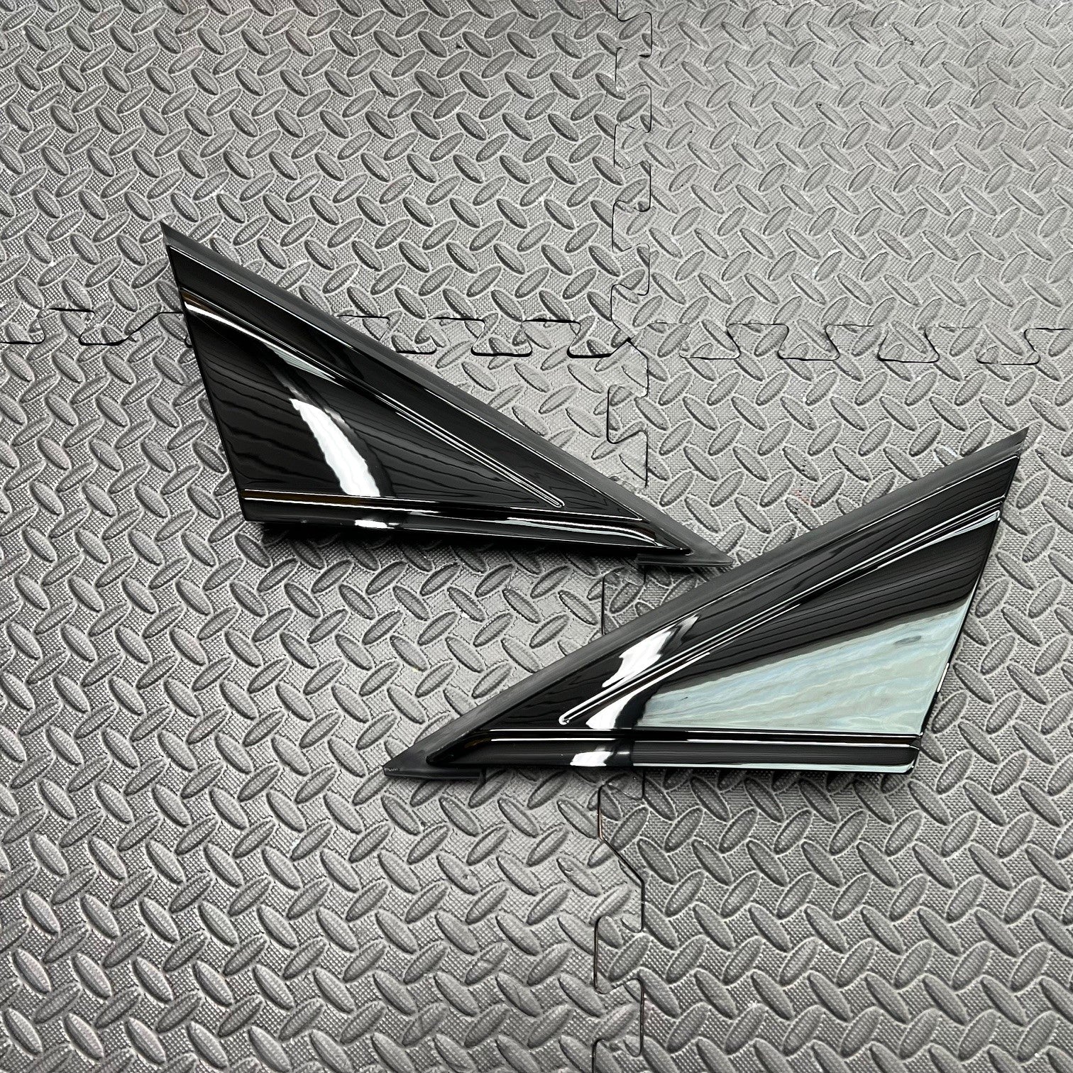 Garnitures de quart avant d'origine pour Ford Focus Mk3/3.5 (paire) - Peinture noir brillant