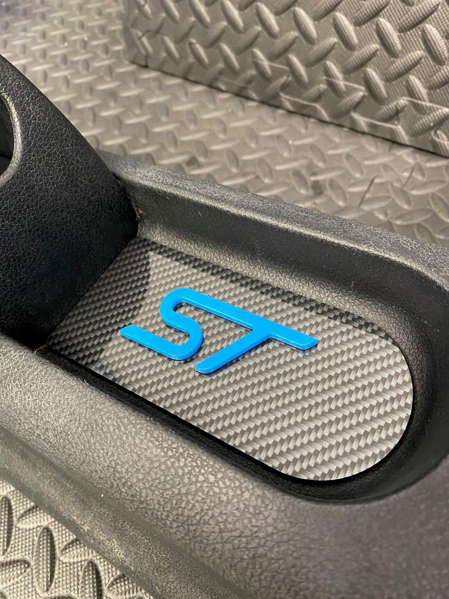 Plaque d'insertion de la console centrale de la Fiesta Mk6 (sous le frein à main)