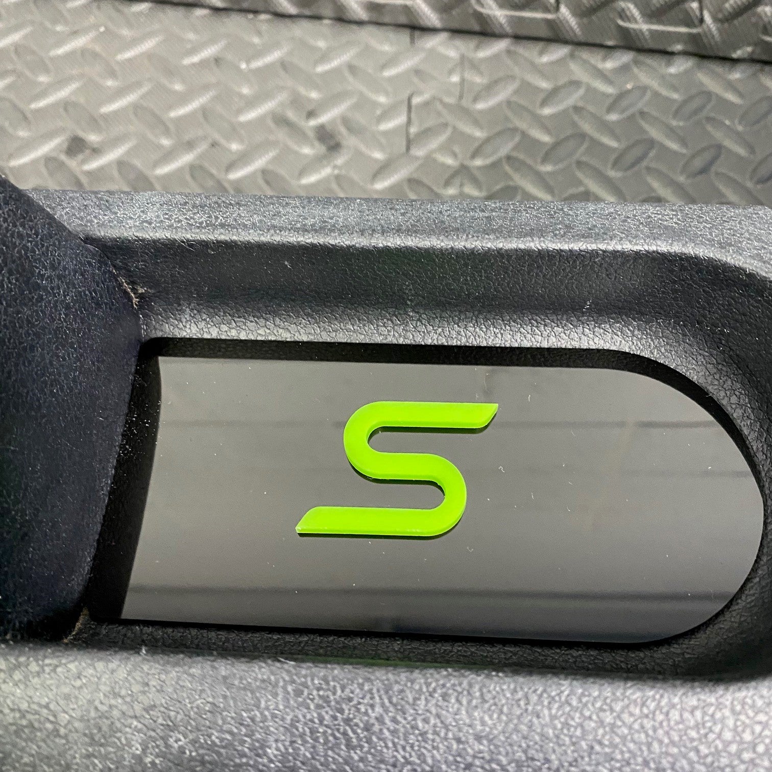 Plaque d'insertion de la console centrale de la Fiesta Mk6 (sous le frein à main)