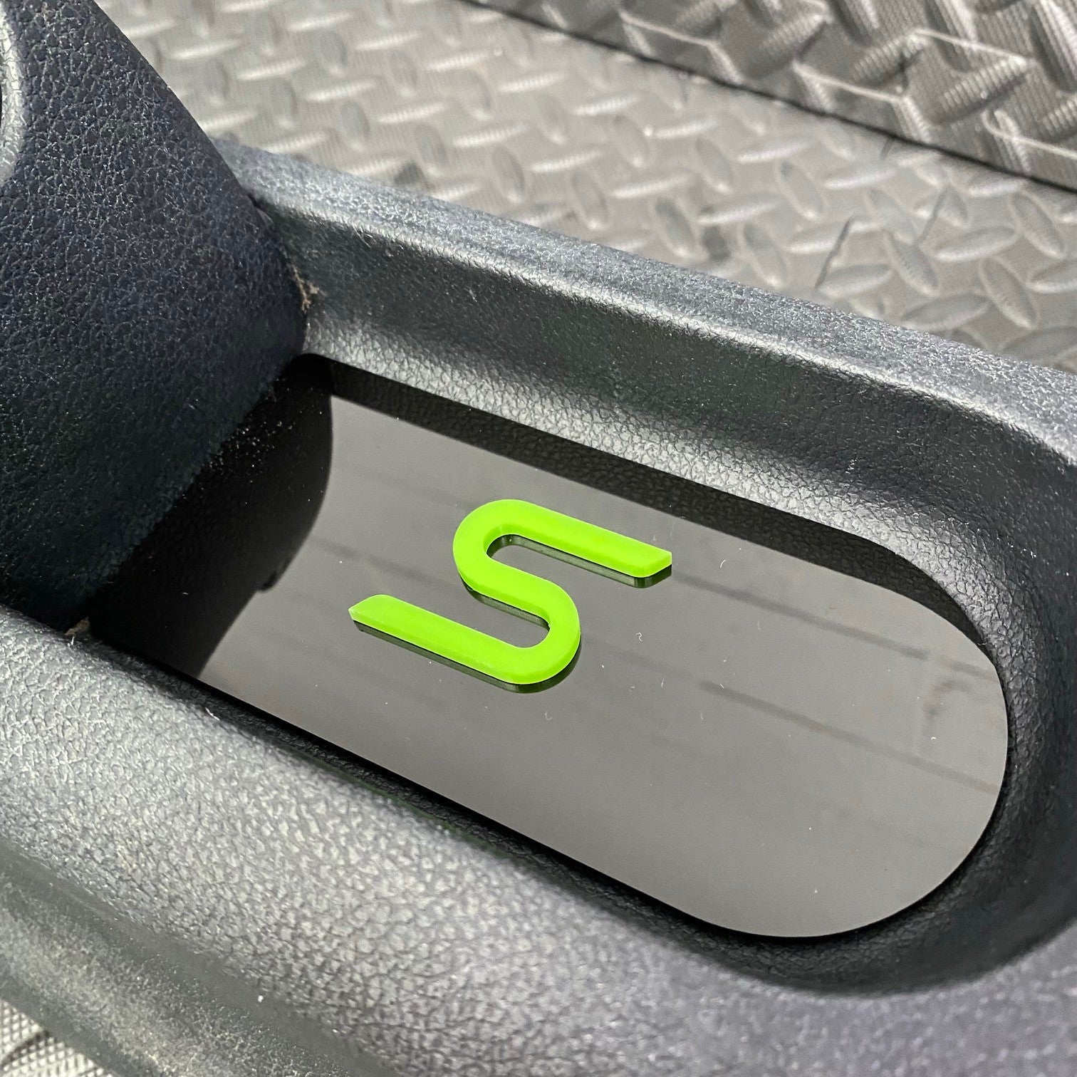 Plaque d'insertion de la console centrale de la Fiesta Mk6 (sous le frein à main)