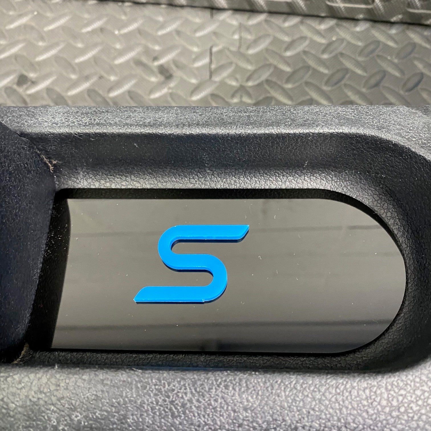 Plaque d'insertion de la console centrale de la Fiesta Mk6 (sous le frein à main)