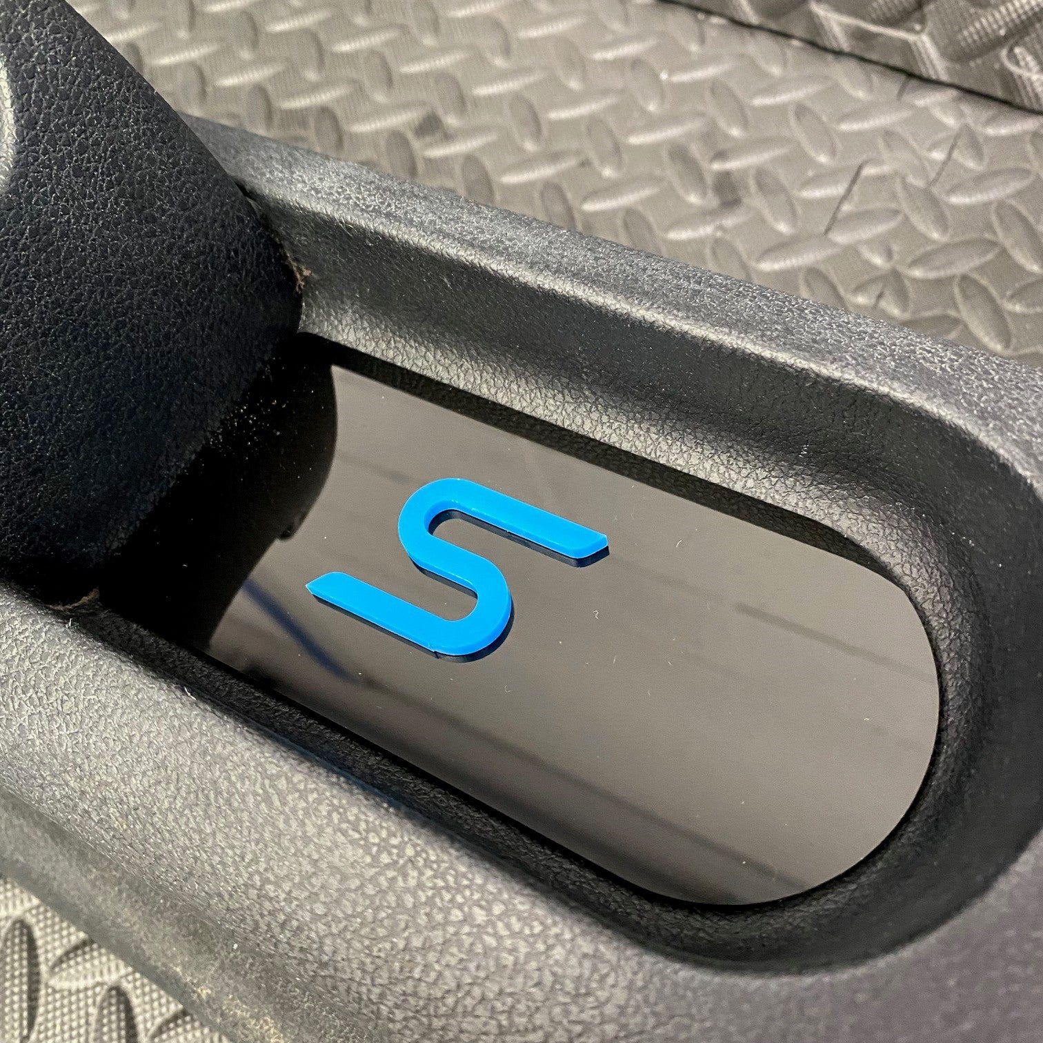 Plaque d'insertion de la console centrale de la Fiesta Mk6 (sous le frein à main)