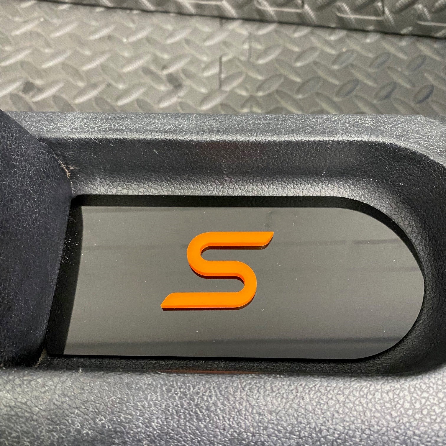 Plaque d'insertion de la console centrale de la Fiesta Mk6 (sous le frein à main)