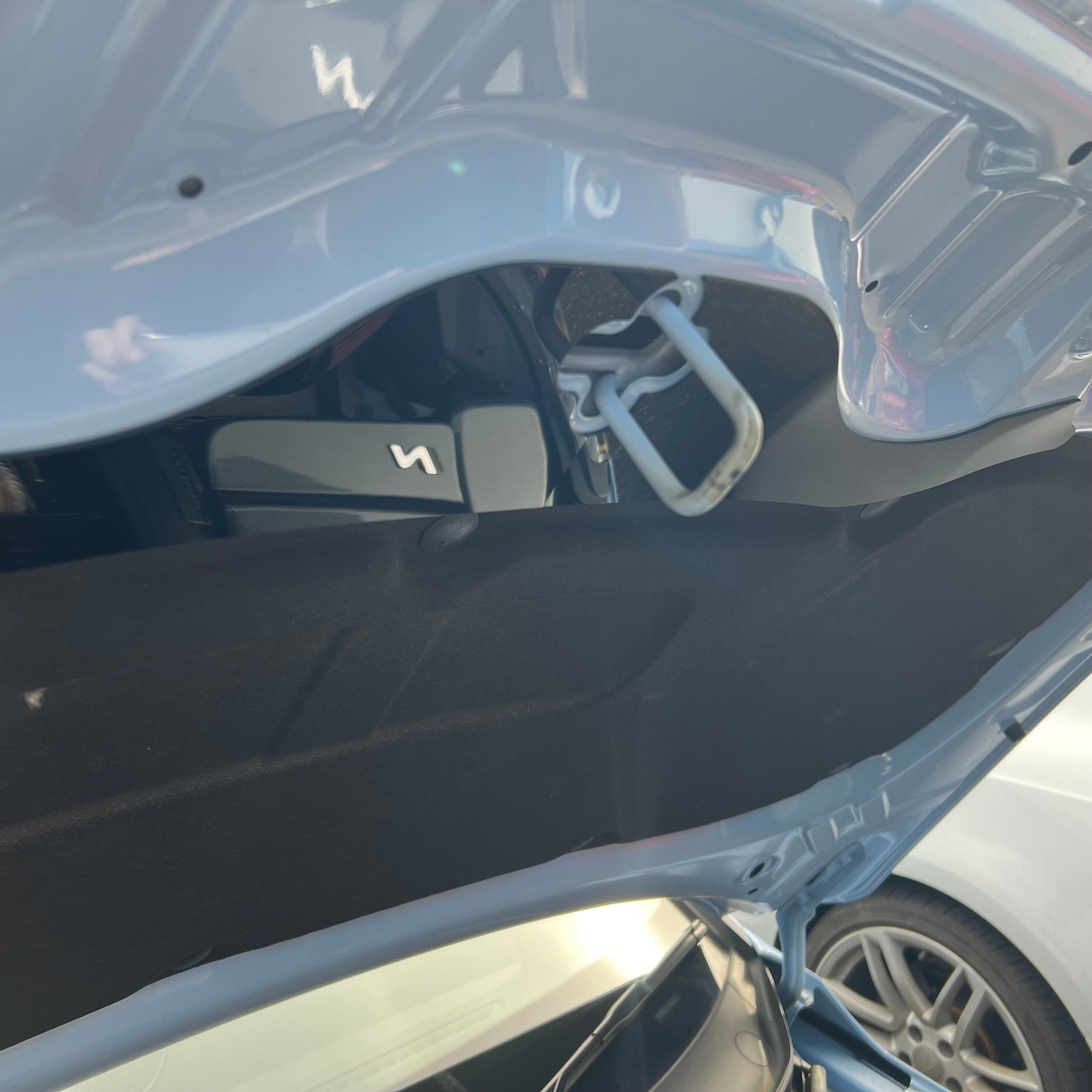 Plaque de recouvrement du loquet de capot supérieur de la Hyundai i20