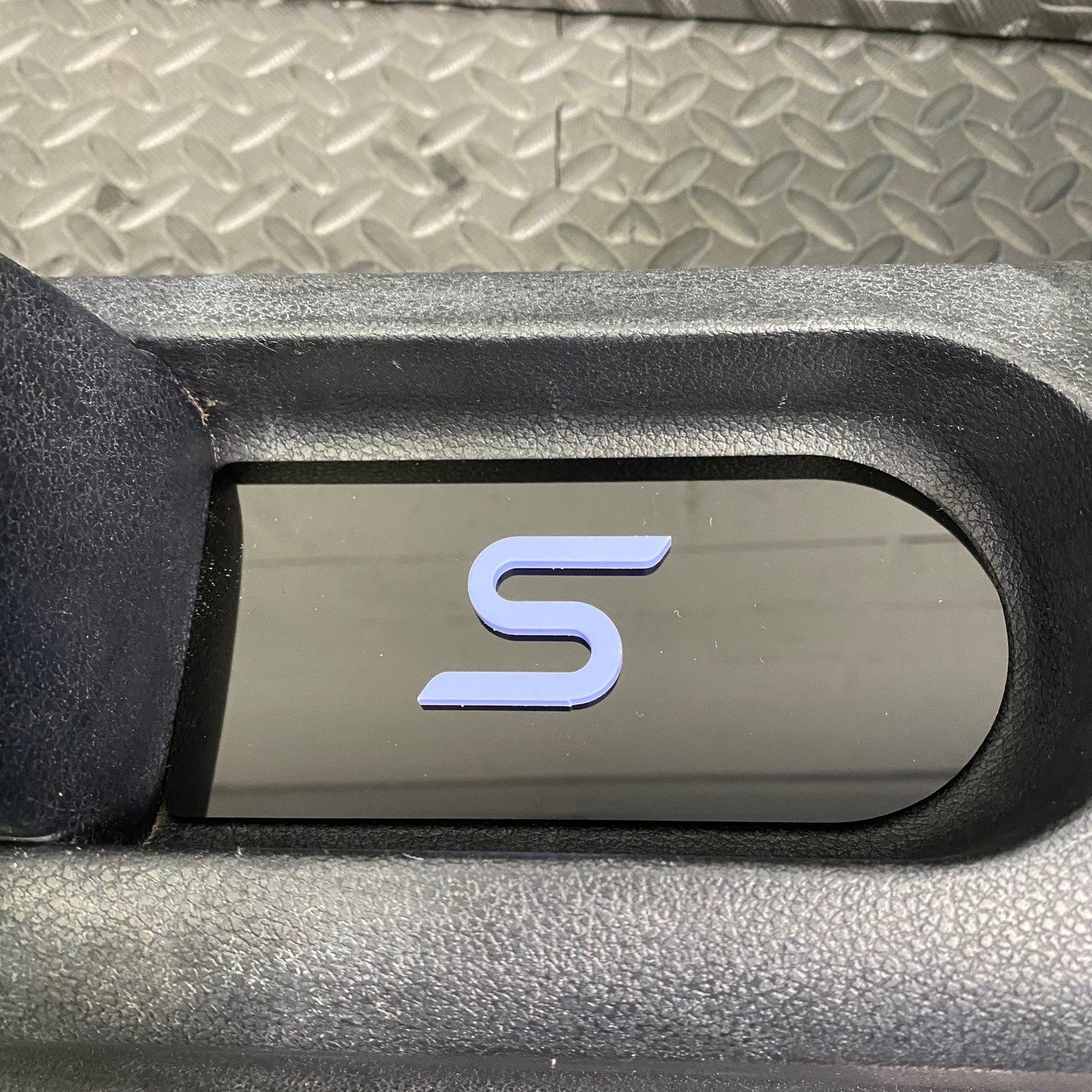 Plaque d'insertion de la console centrale de la Fiesta Mk6 (sous le frein à main)