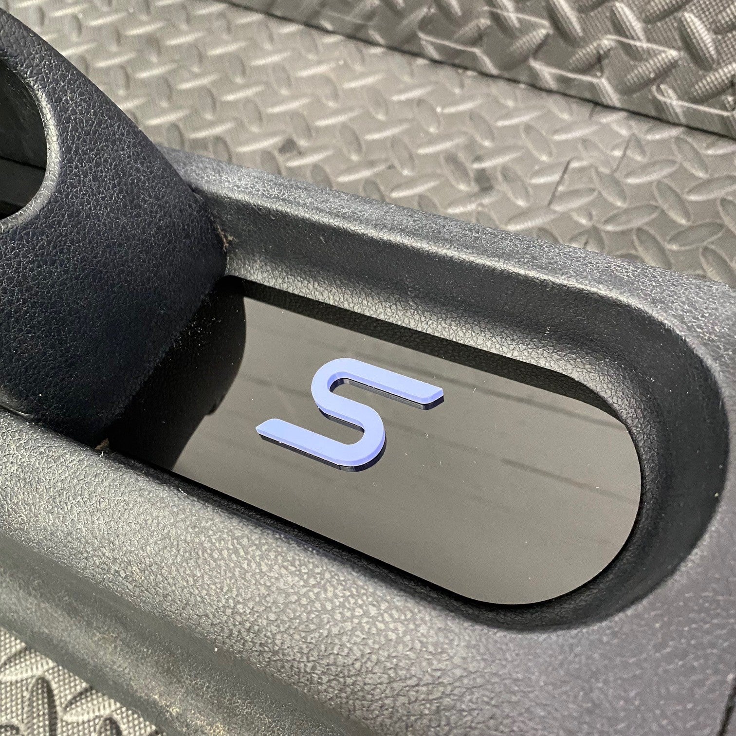 Plaque d'insertion de la console centrale de la Fiesta Mk6 (sous le frein à main)