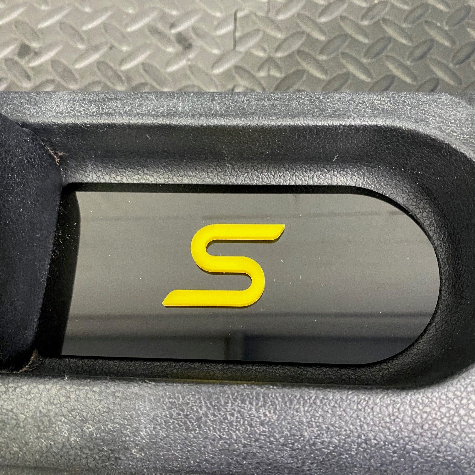 Plaque d'insertion de la console centrale de la Fiesta Mk6 (sous le frein à main)