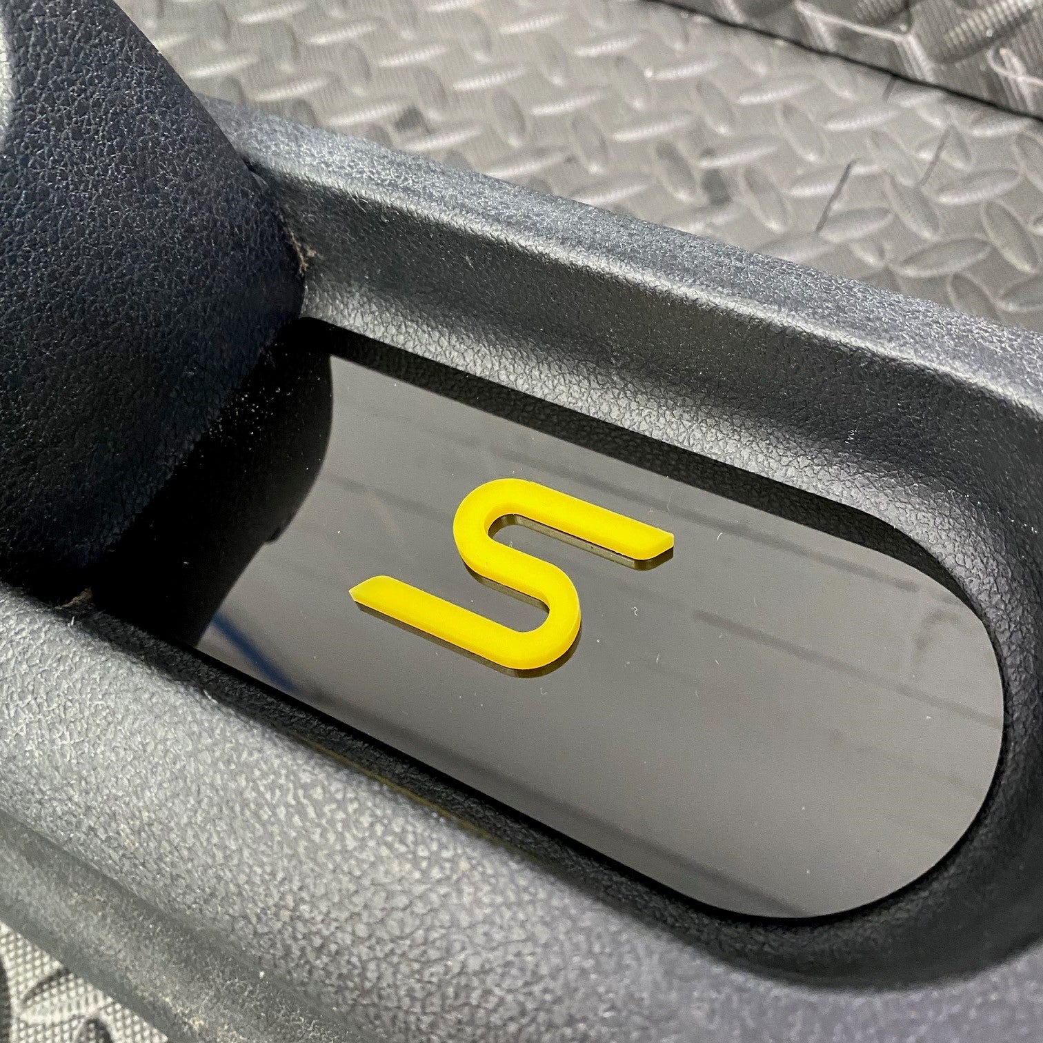 Plaque d'insertion de la console centrale de la Fiesta Mk6 (sous le frein à main)