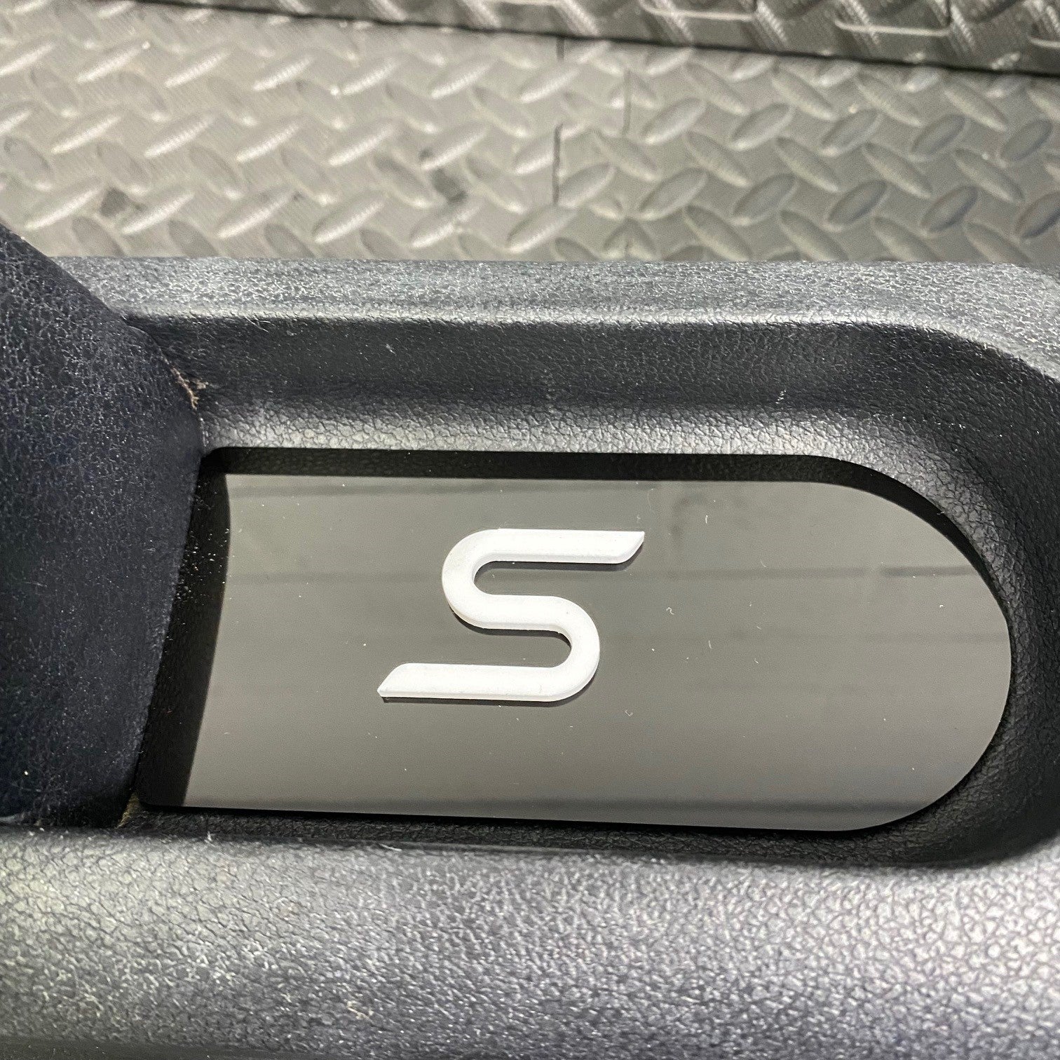 Plaque d'insertion de la console centrale de la Fiesta Mk6 (sous le frein à main)