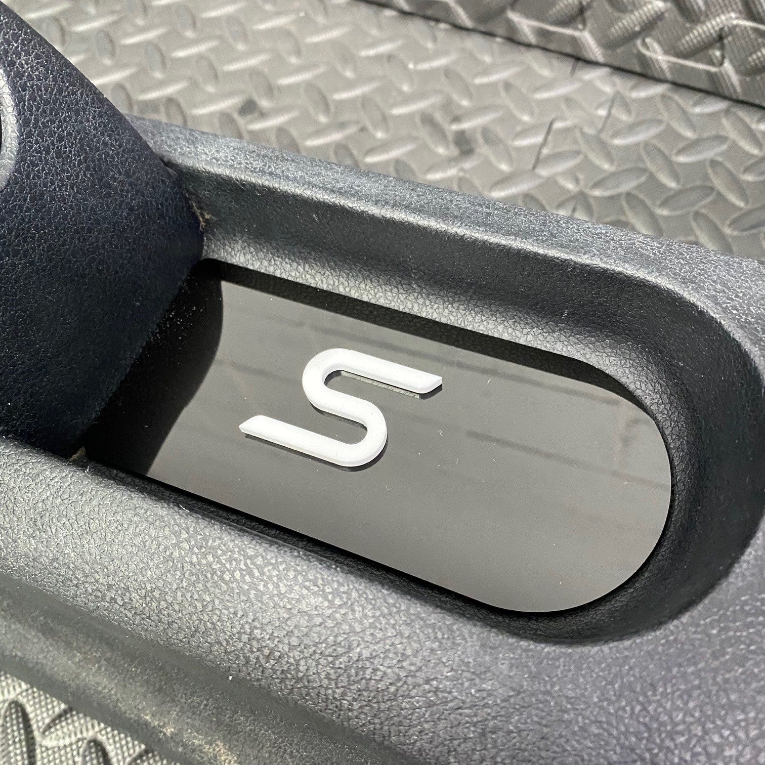 Plaque d'insertion de la console centrale de la Fiesta Mk6 (sous le frein à main)