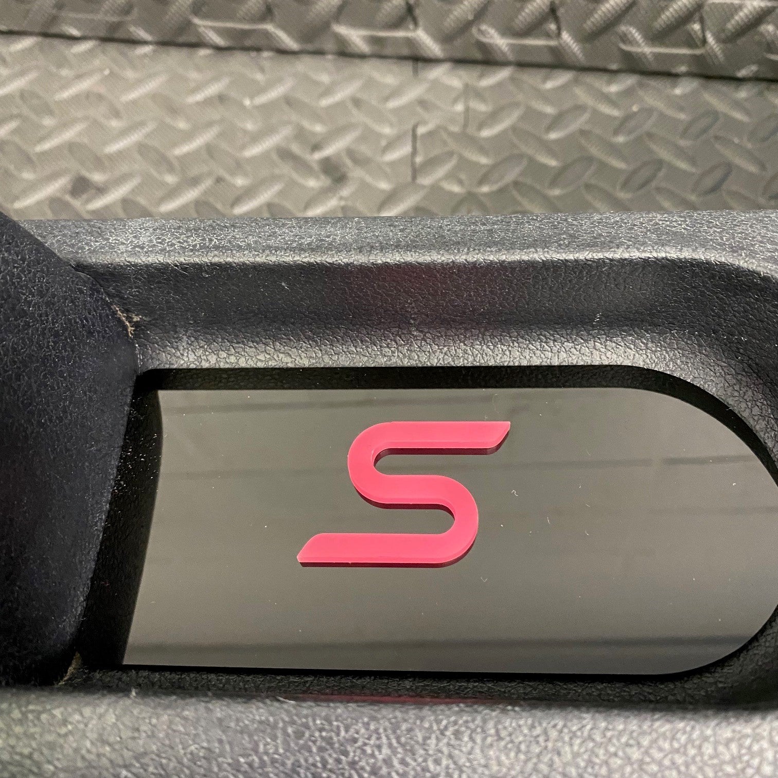 Plaque d'insertion de la console centrale de la Fiesta Mk6 (sous le frein à main)