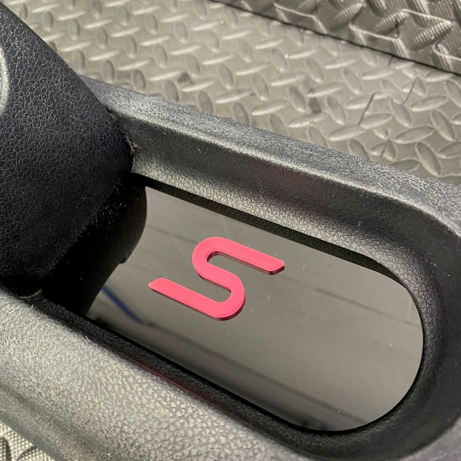 Plaque d'insertion de la console centrale de la Fiesta Mk6 (sous le frein à main)