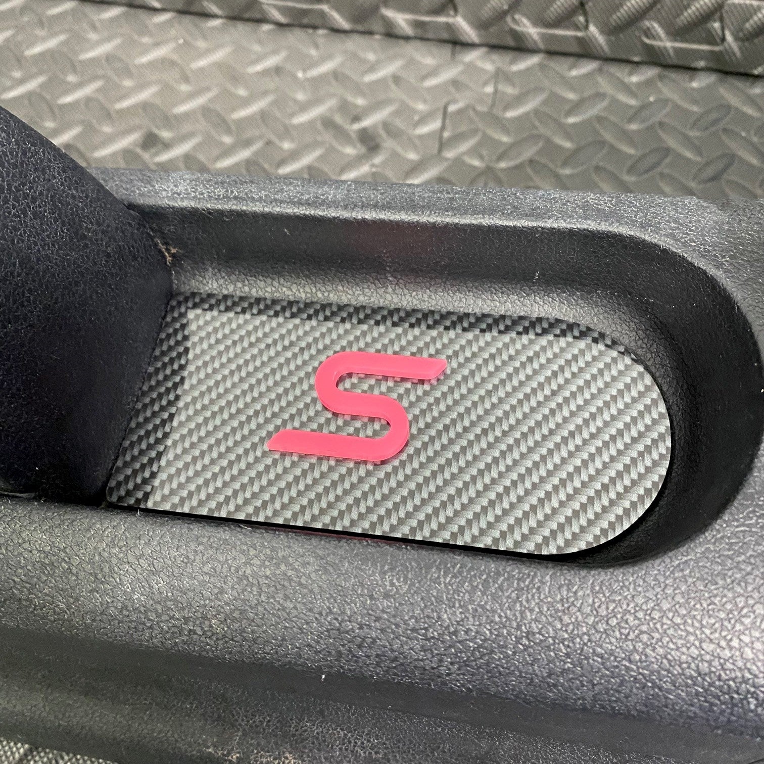 Plaque d'insertion de la console centrale de la Fiesta Mk6 (sous le frein à main)