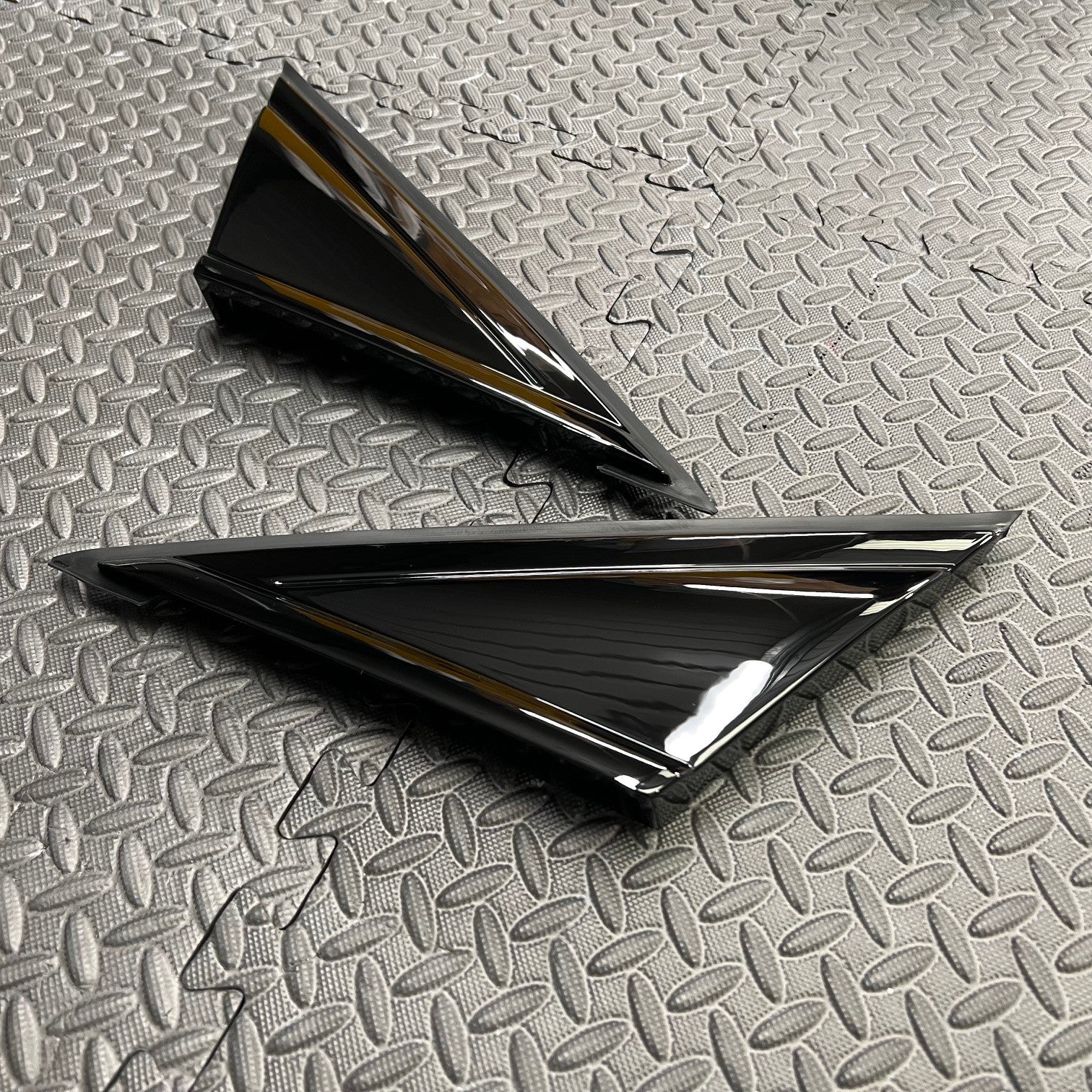 Garnitures de quart avant d'origine pour Ford Focus Mk3/3.5 (paire) - Peinture noir brillant