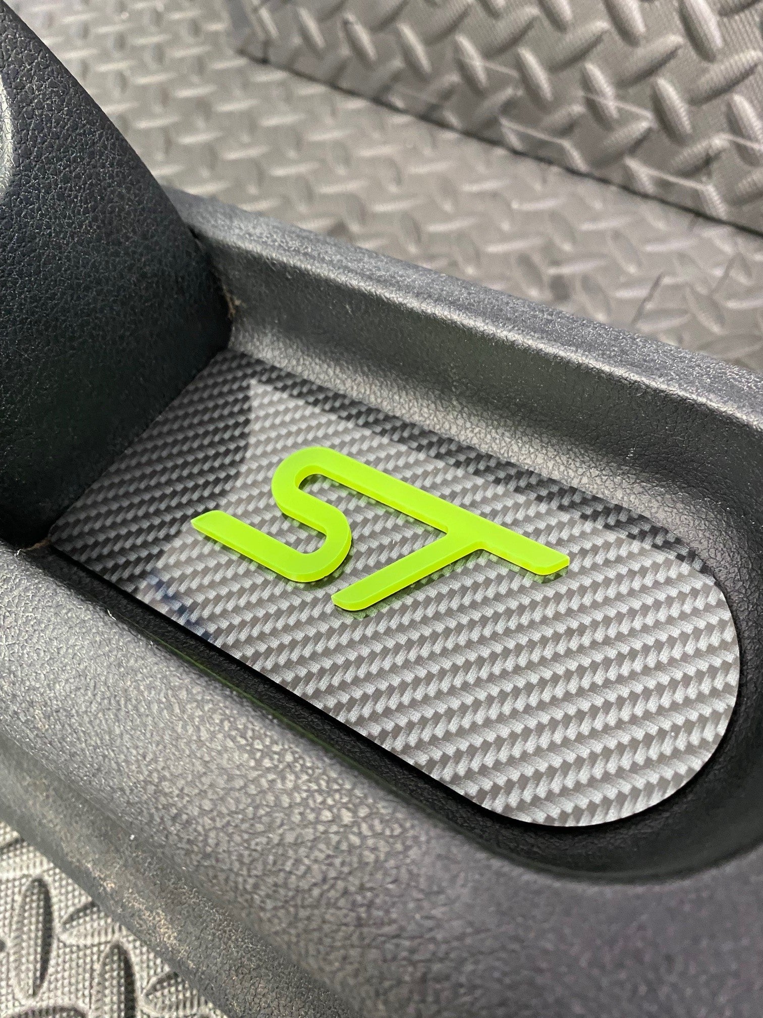 Plaque d'insertion de la console centrale de la Fiesta Mk6 (sous le frein à main)