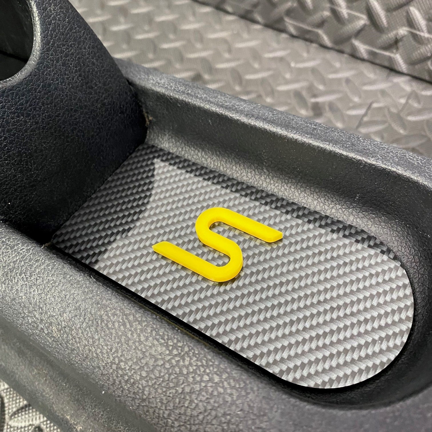 Plaque d'insertion de la console centrale de la Fiesta Mk6 (sous le frein à main)