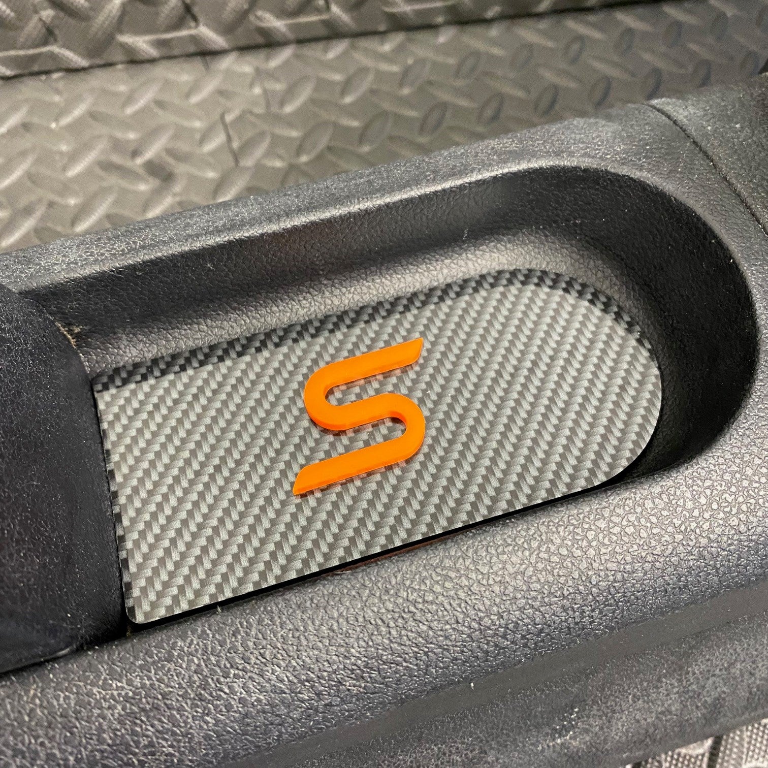 Plaque d'insertion de la console centrale de la Fiesta Mk6 (sous le frein à main)