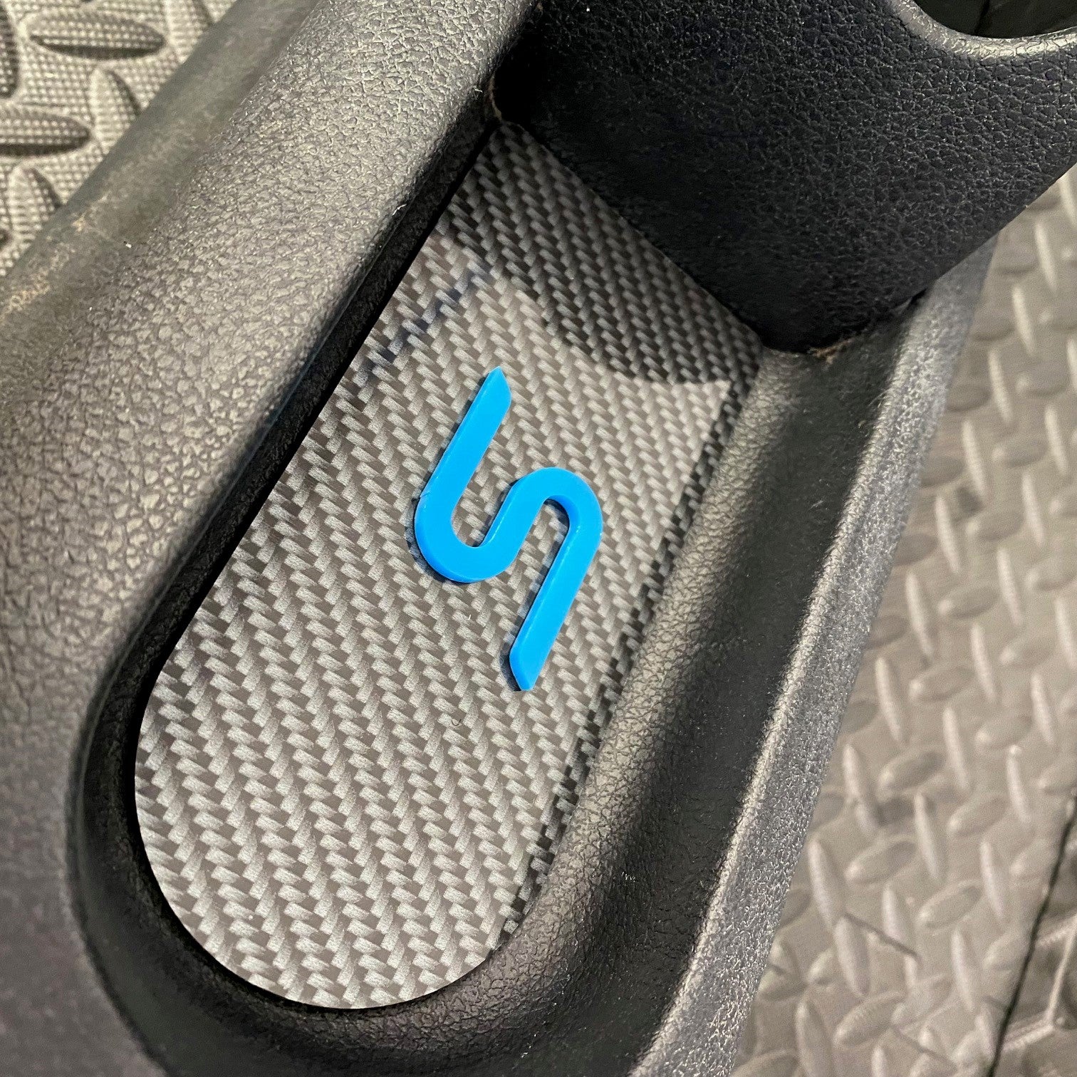 Plaque d'insertion de la console centrale de la Fiesta Mk6 (sous le frein à main)