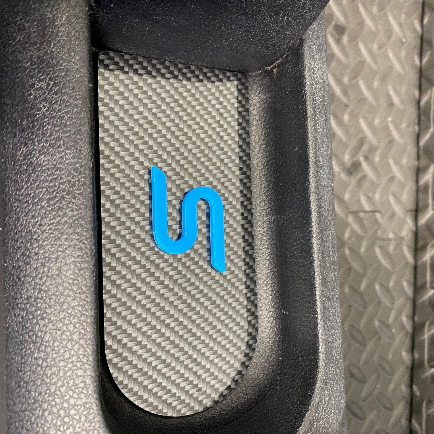 Plaque d'insertion de la console centrale de la Fiesta Mk6 (sous le frein à main)