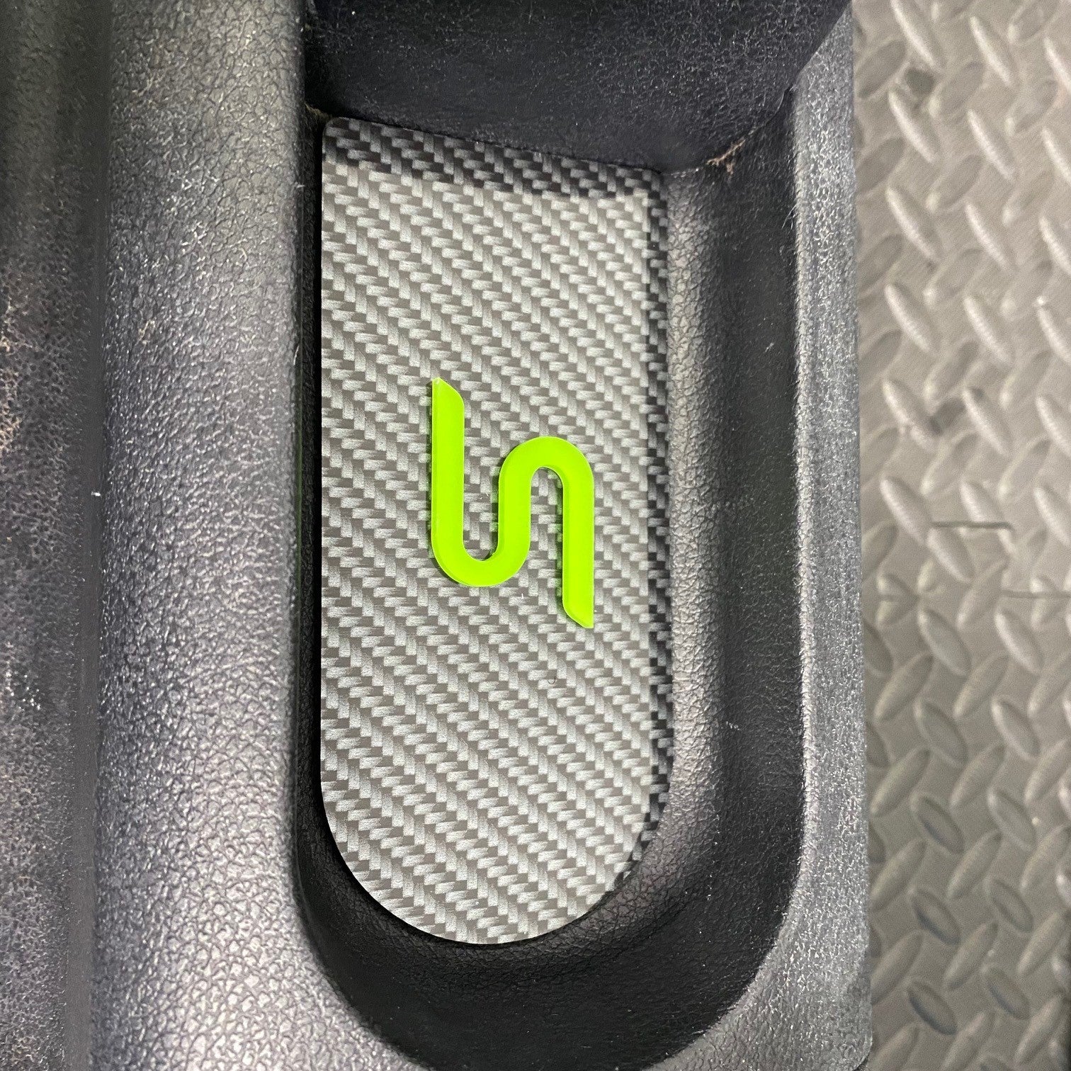 Plaque d'insertion de la console centrale de la Fiesta Mk6 (sous le frein à main)