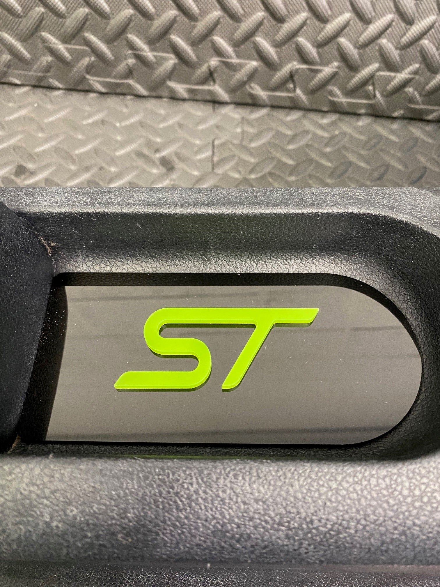 Plaque d'insertion de la console centrale de la Fiesta Mk6 (sous le frein à main)