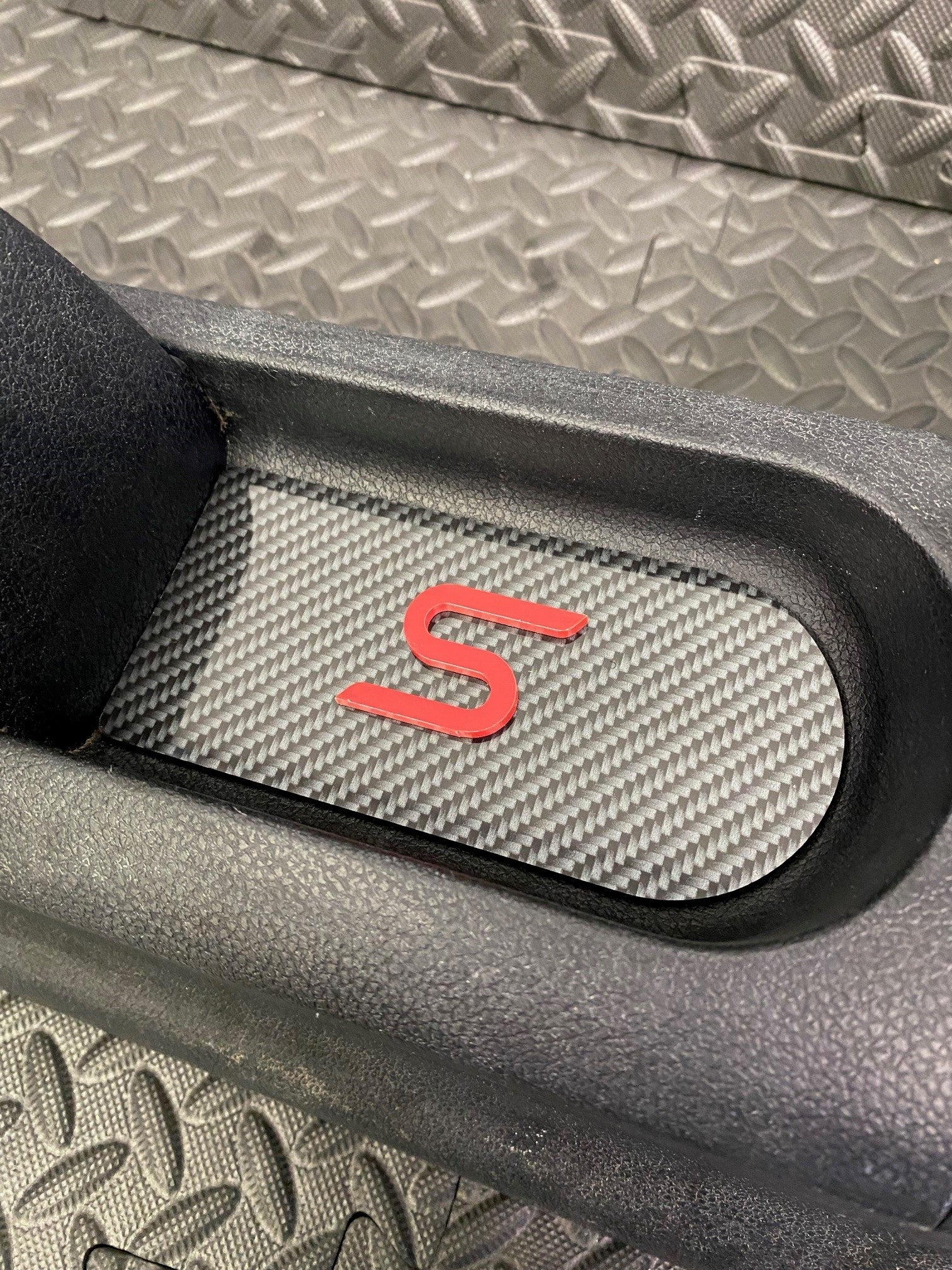 Plaque d'insertion de la console centrale de la Fiesta Mk6 (sous le frein à main)