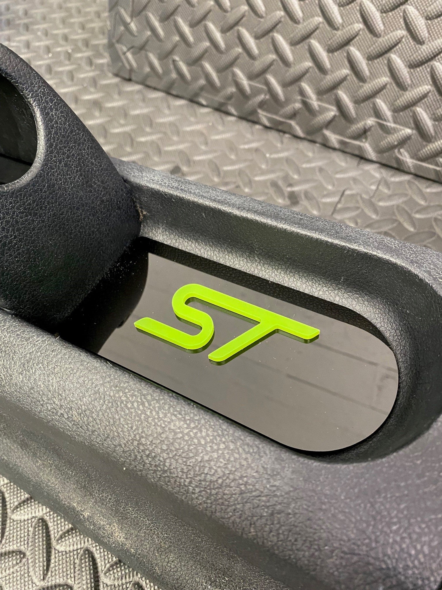 Plaque d'insertion de la console centrale de la Fiesta Mk6 (sous le frein à main)