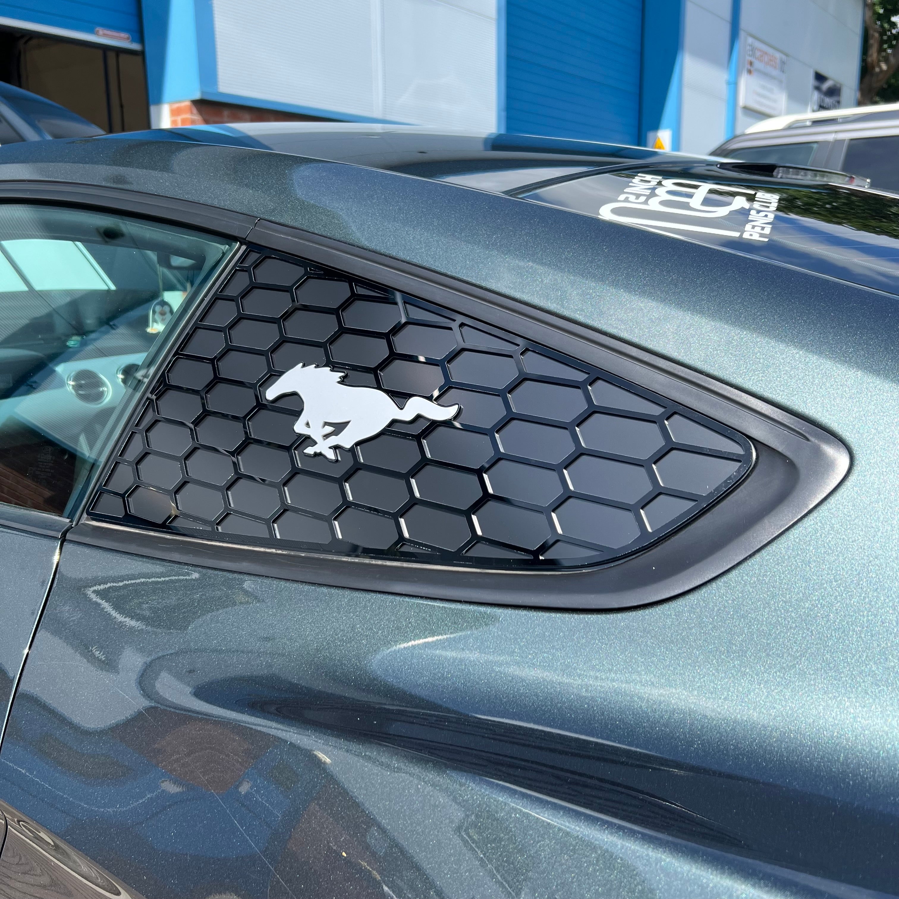 Mustang (6. Generation) Einsätze für hintere Seitenfenster (Paar)