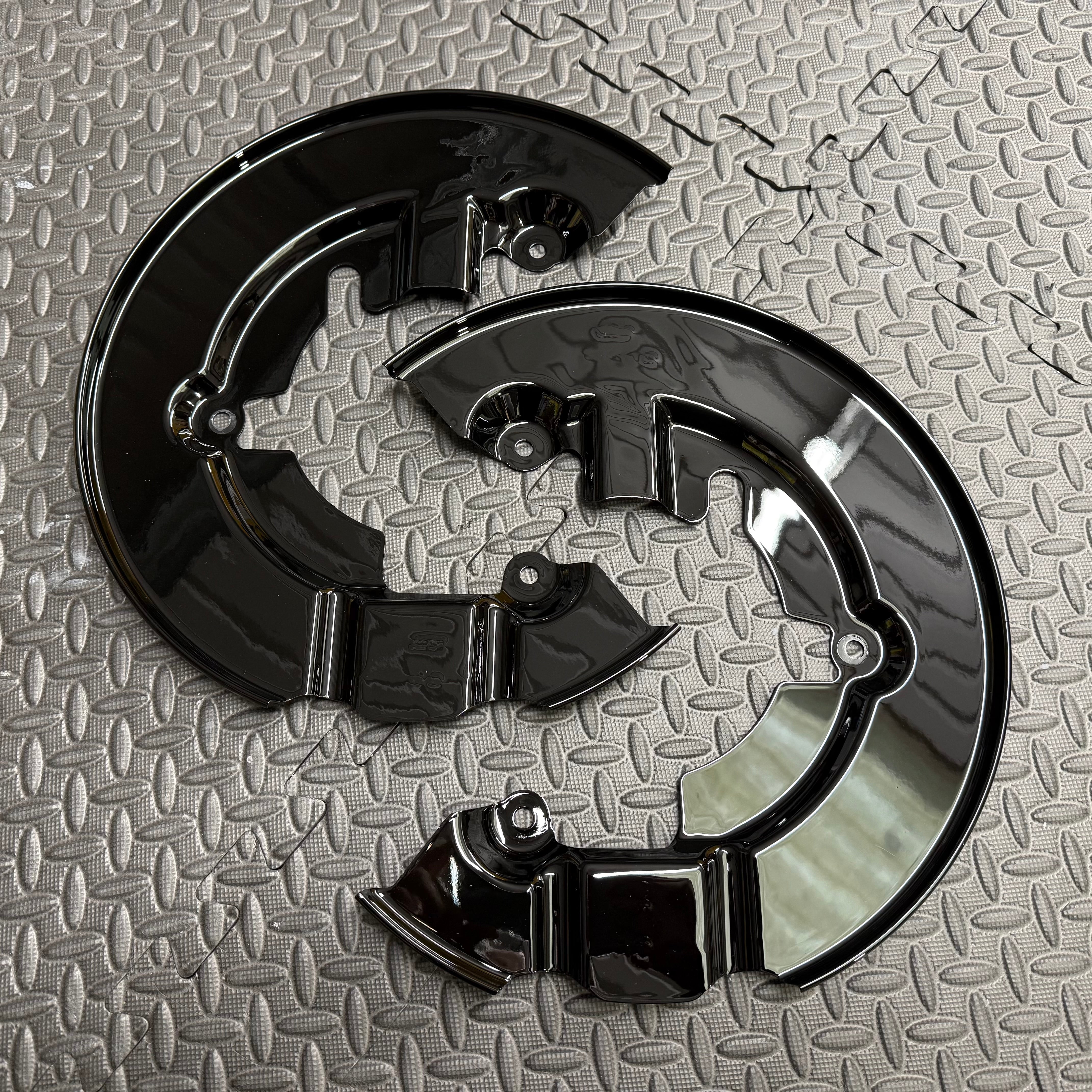Original Ford Mk3/3.5 Focus ST & RS Vorderrad-Bremsstaubschutz (Paar) – lackiert