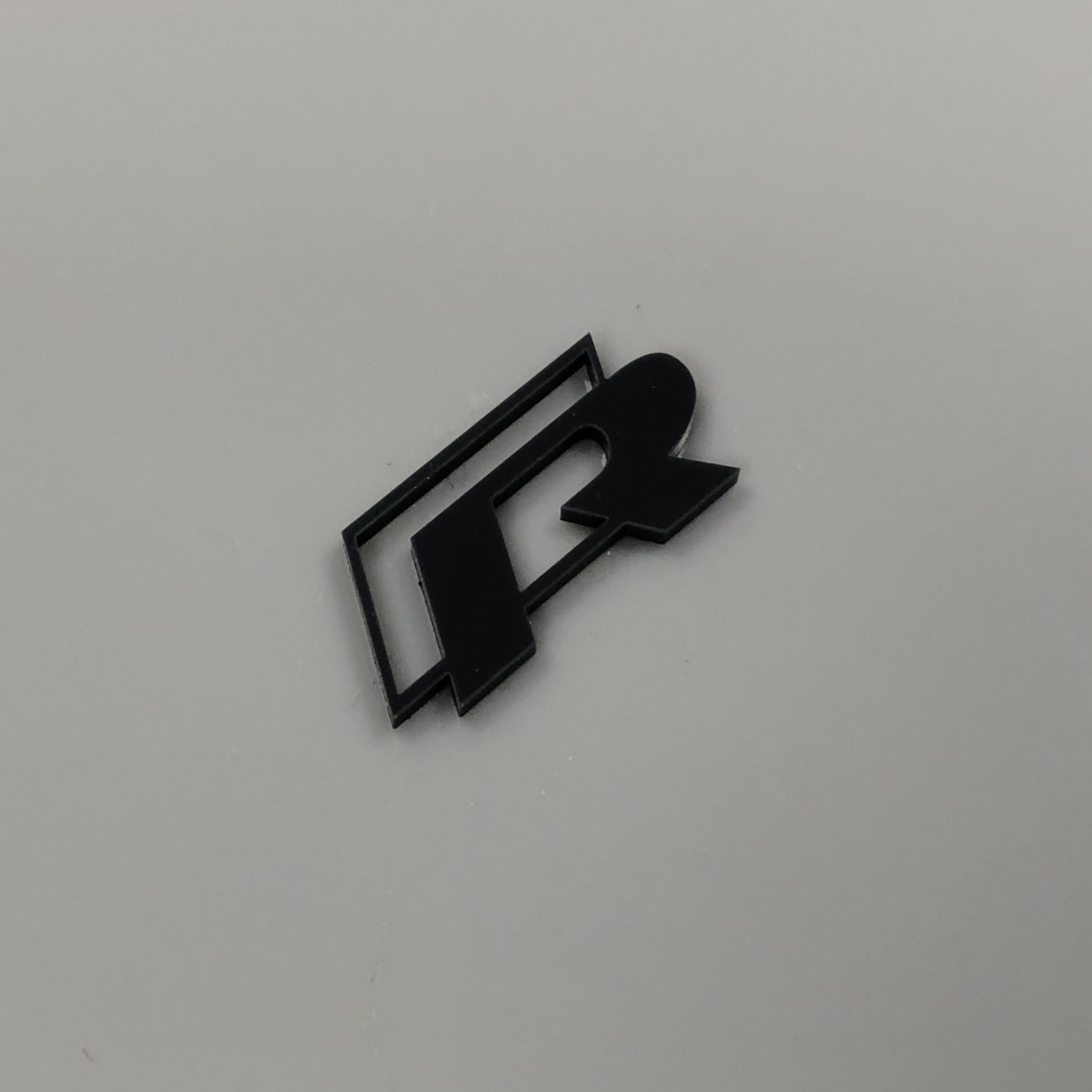 Acryl-Abzeichen mit R-Logo