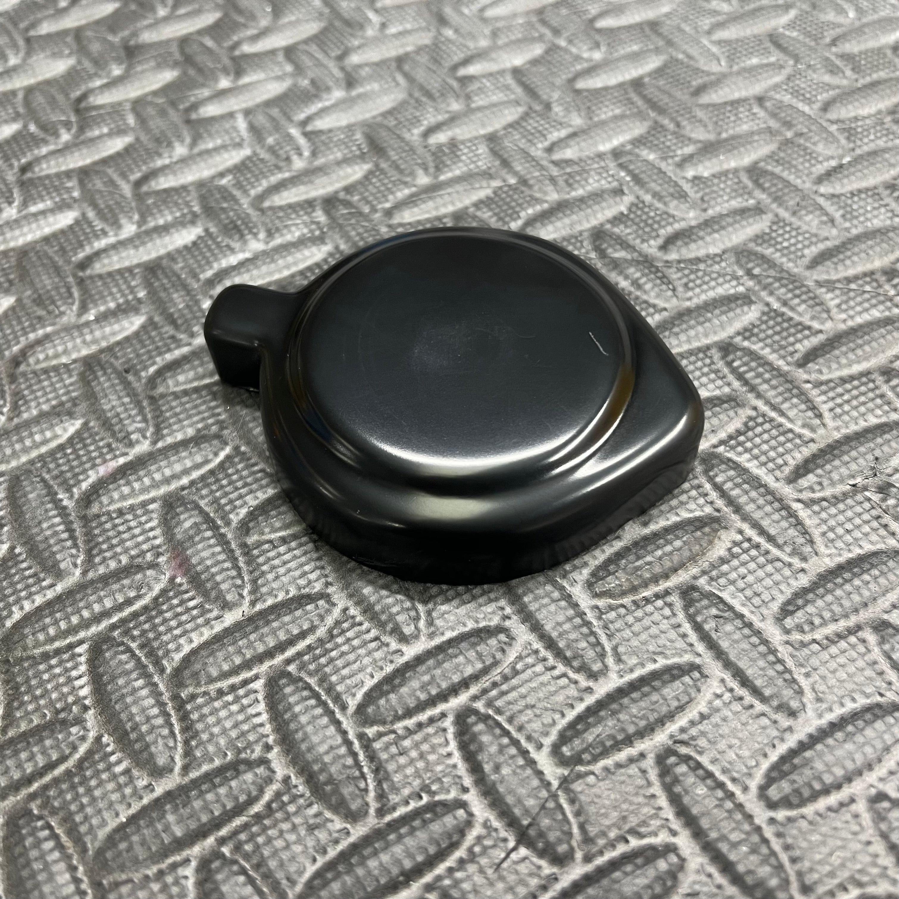 Proform-Abdeckung für Scheibenwaschflaschenverschluss – Mk8/8.5 Fiesta und Mk2 Puma (Kunststoffoberflächen)