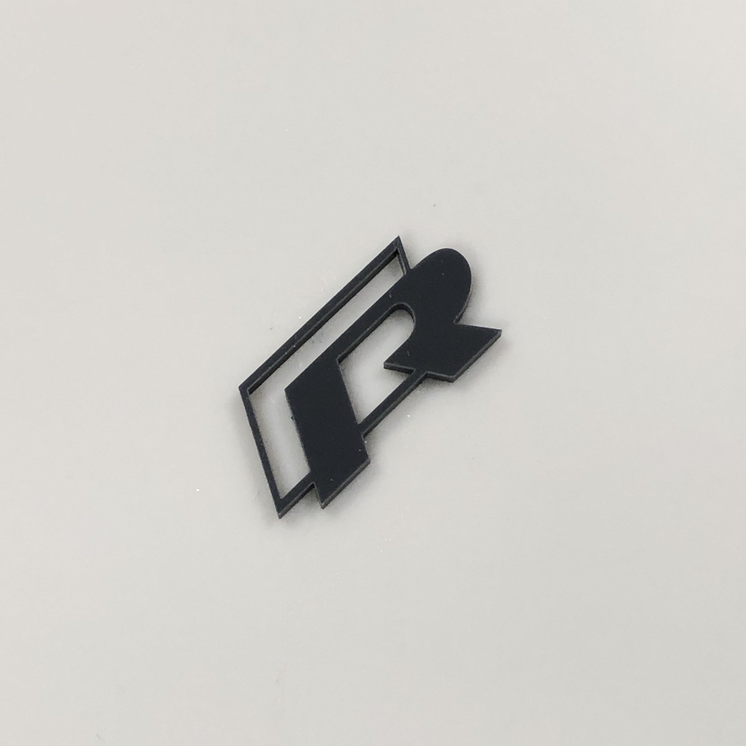 Acryl-Abzeichen mit R-Logo