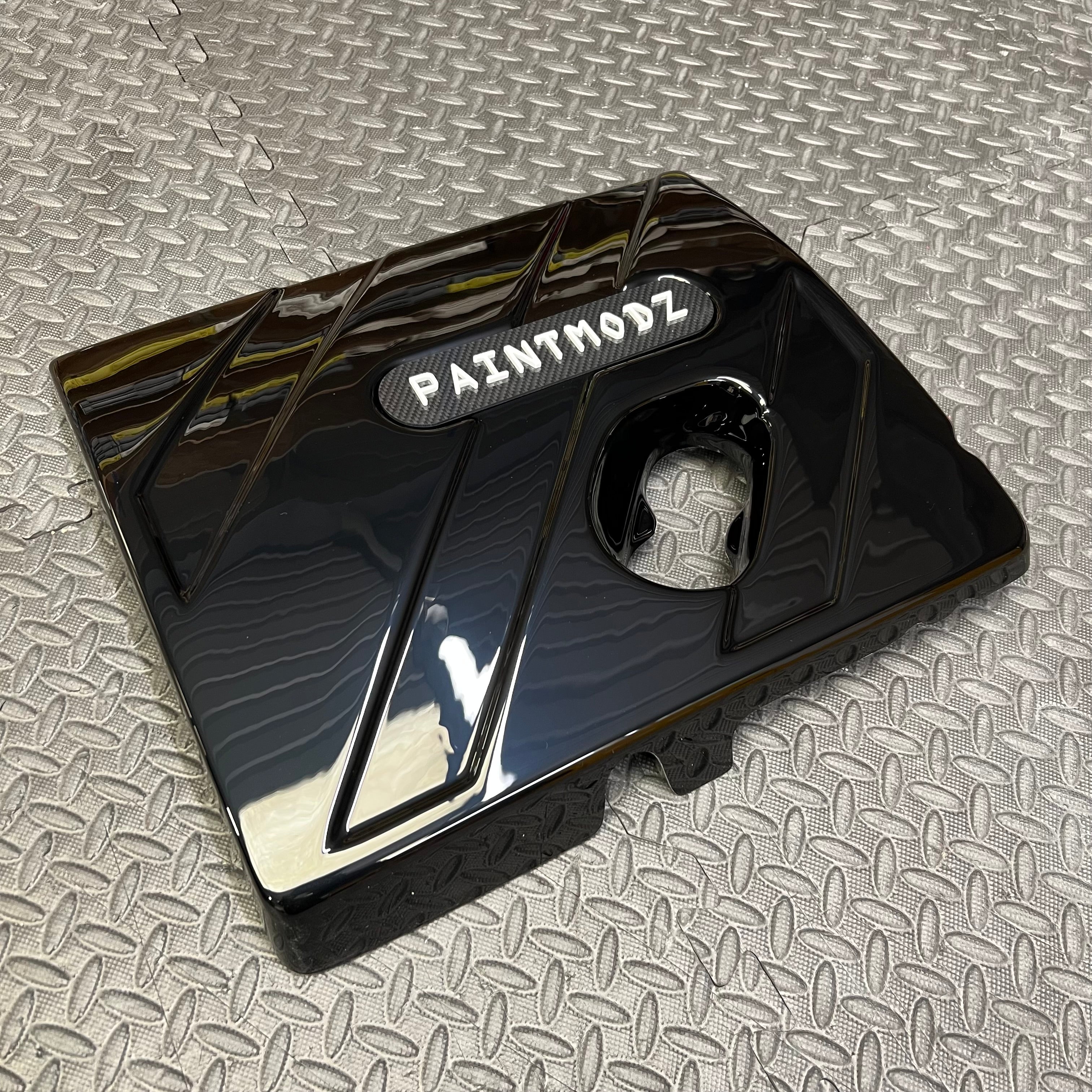 Proform Engine Cover - MK8/8.5 Fiesta ST & Mk2 Puma ST - Gloss Black Plastic With White/Deluxe Carbon Fibre Effect Badge Plate