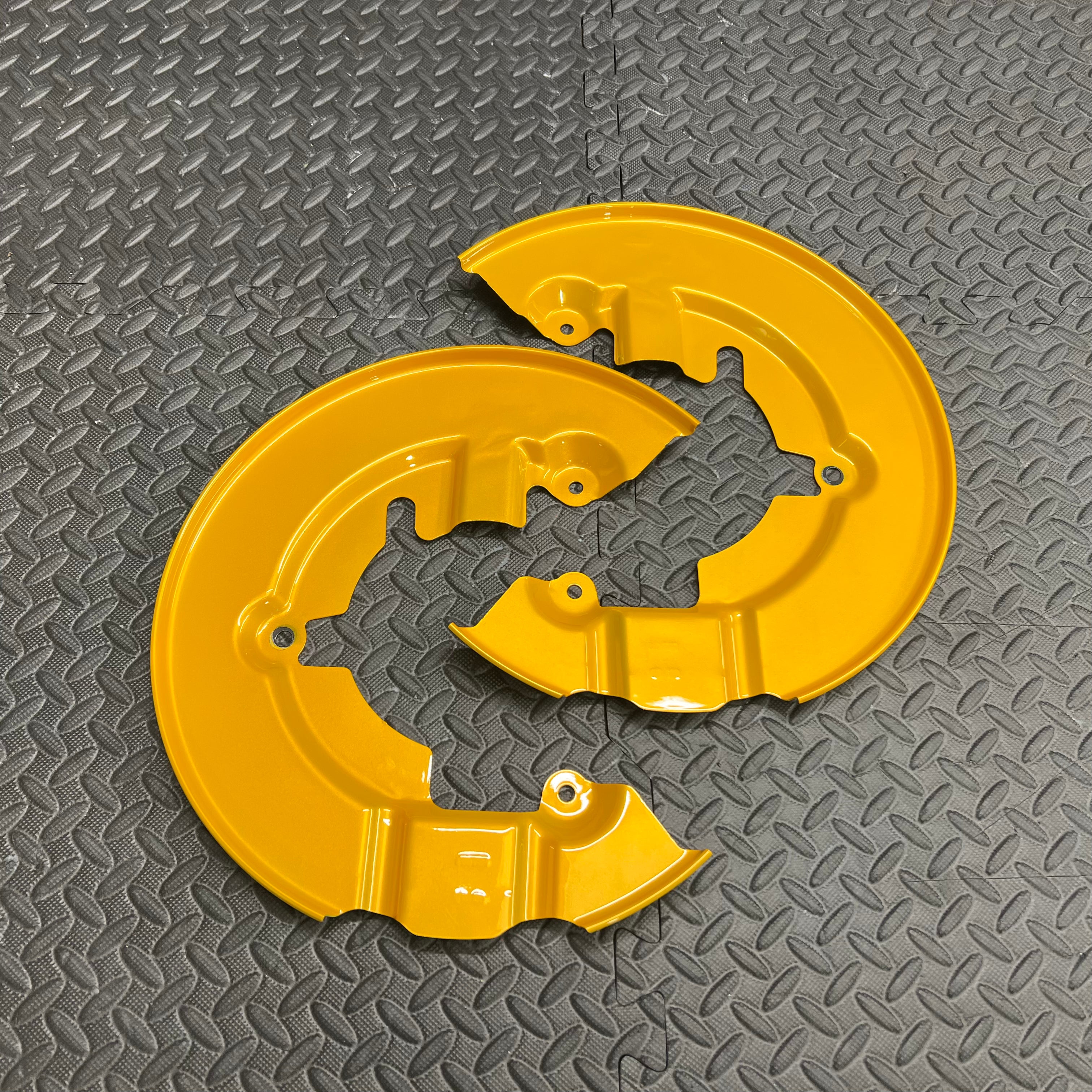 Original Ford Mk3/3.5 Focus ST & RS Vorderrad-Bremsstaubschutz (Paar) – lackiert