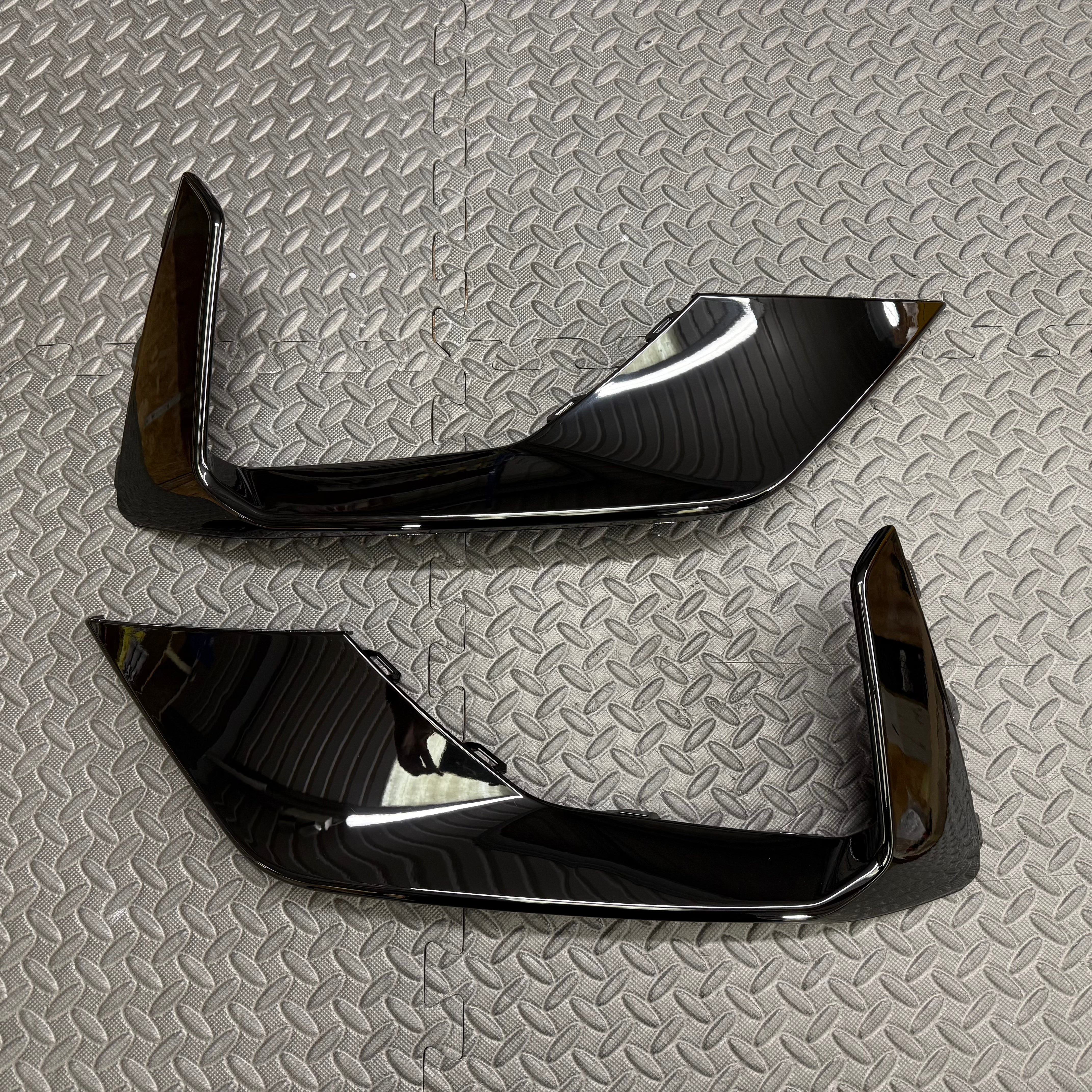 Outer Fog Light Surround Bezels (Painted) - Mk4 Focus ST/ ST Line