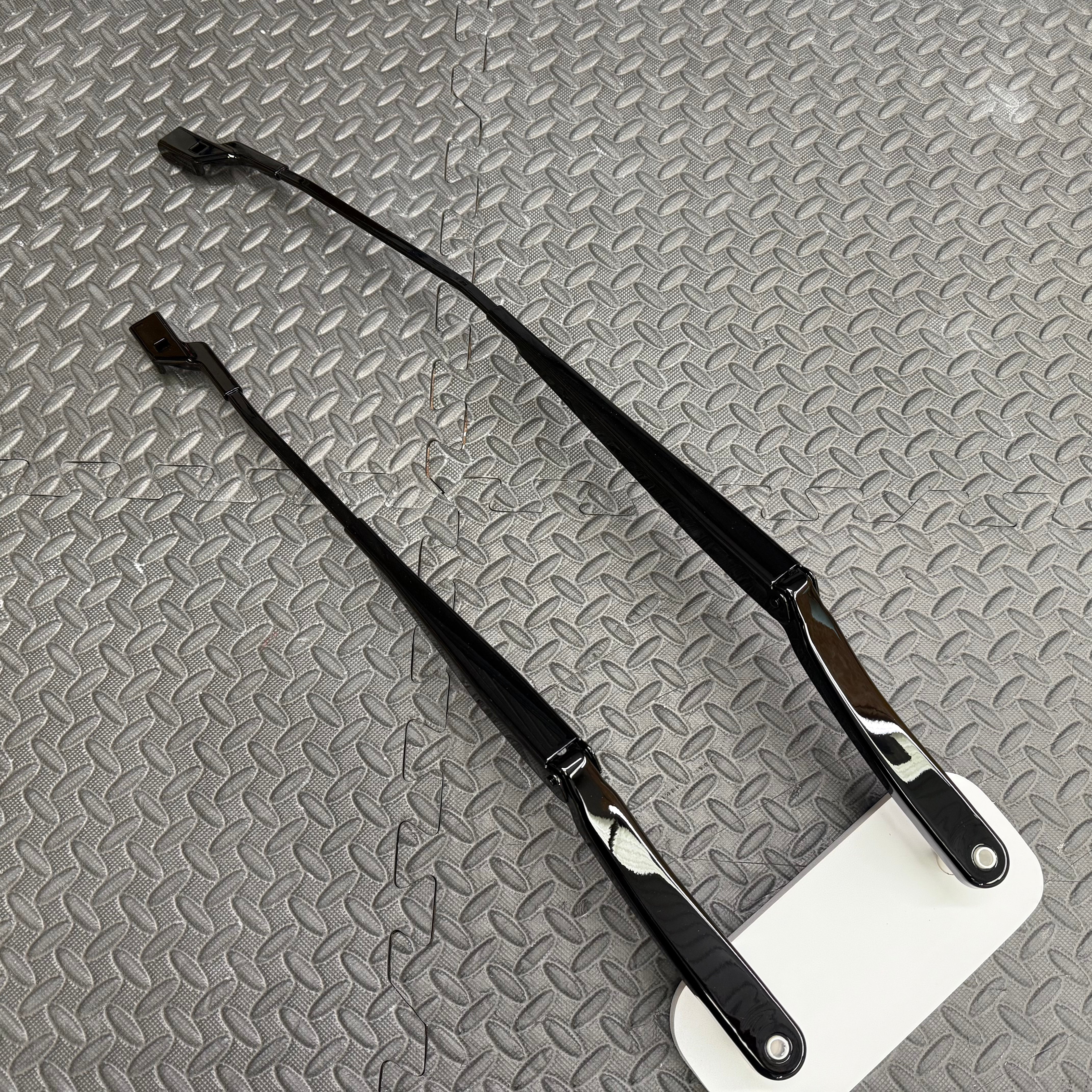 Bras d'essuie-glace avant d'origine Ford (conduite à droite) - Focus Mk2/2.5/3/3.5/4/4.5 (finitions peintes/hydrodipées)