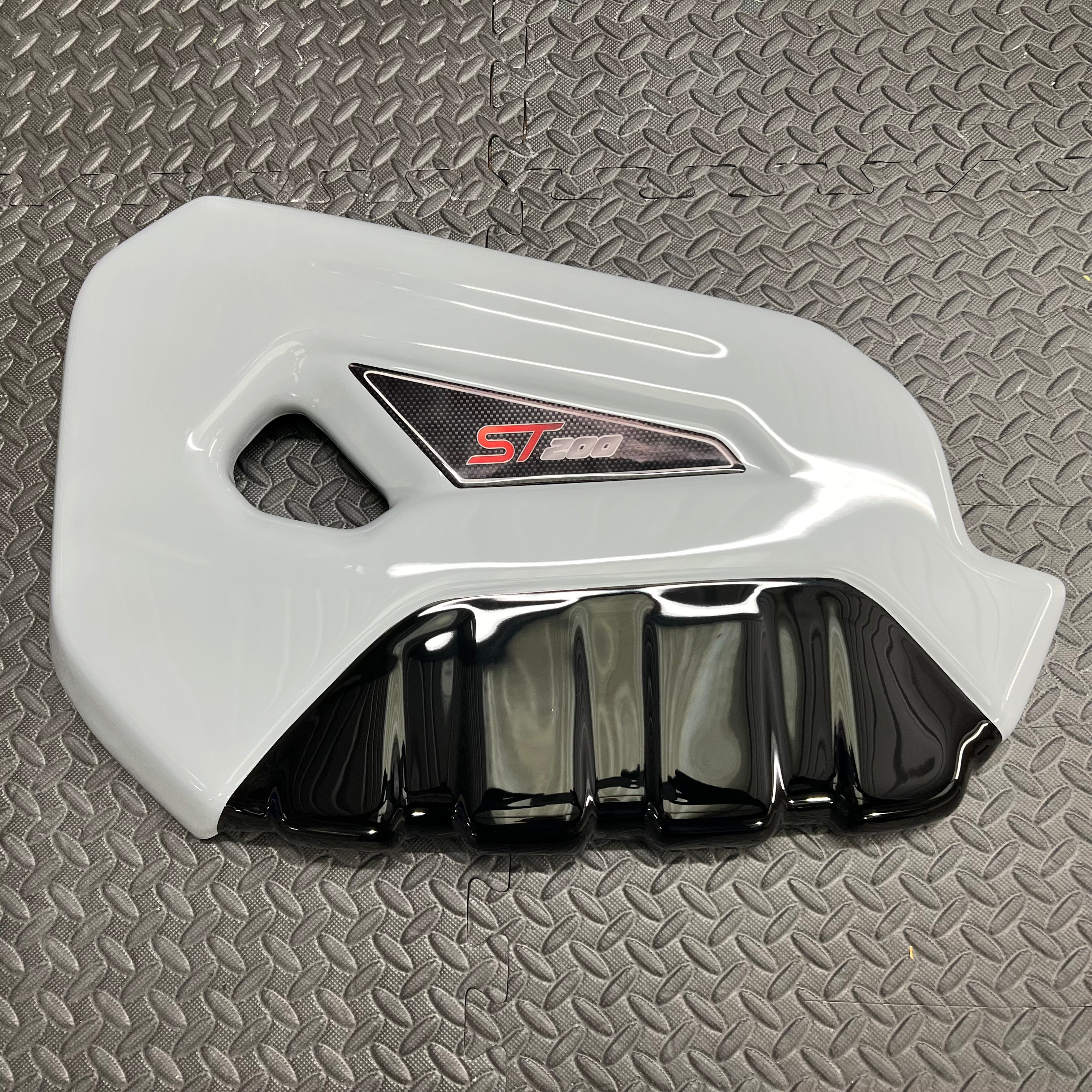 Proform-Motorabdeckung – Fiesta Mk7.5 ST180 / ST200 (Lackierte Ausführungen)