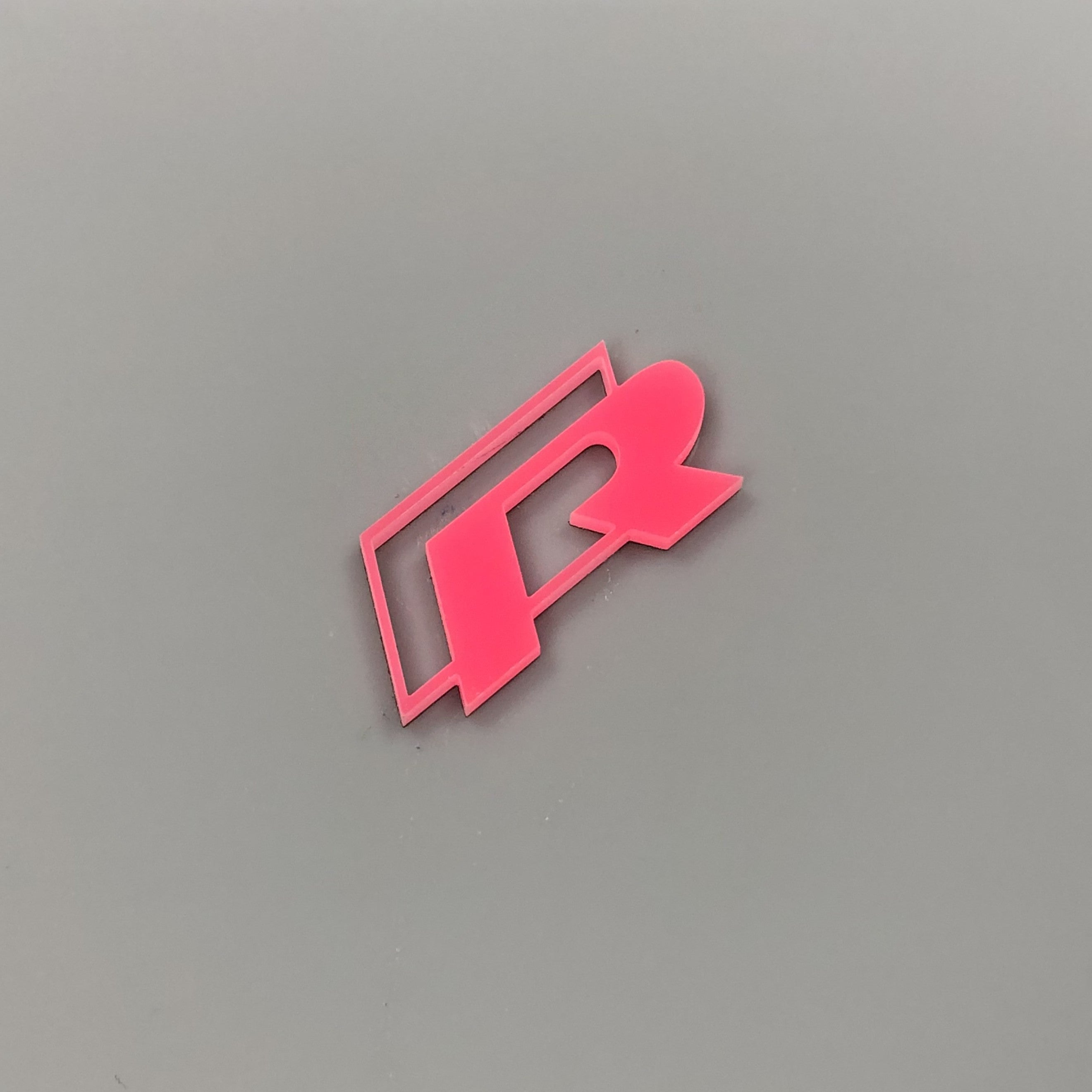 Acryl-Abzeichen mit R-Logo
